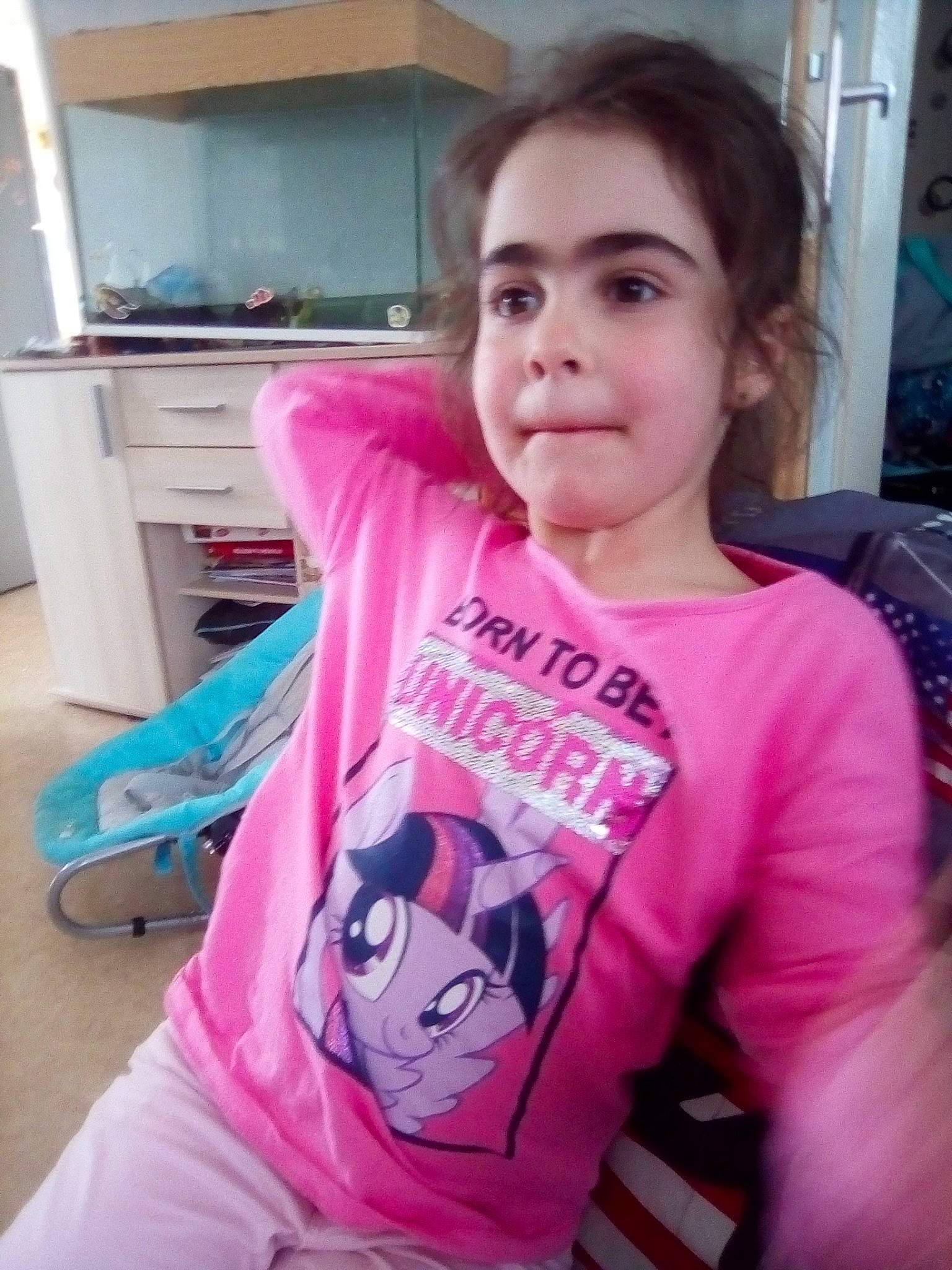 Lindsay a rejoint le concours — aidez-le/la à gagner de superbes lots ! child, cool, magenta, outerwear, person, photography, pink, selfie, sleeve, smile, t_shirt, top