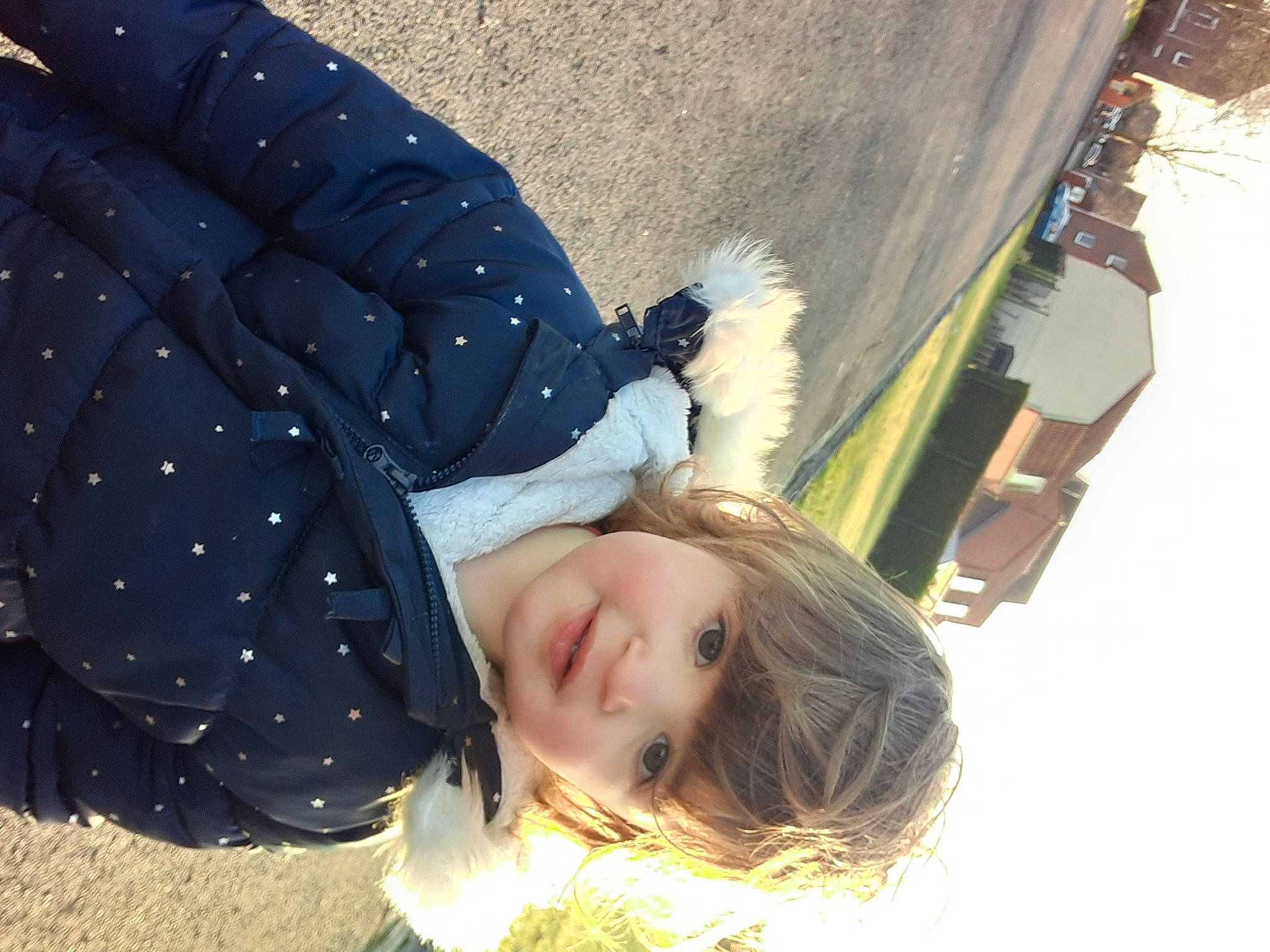 Nilusi a rejoint le concours — aidez-le/la à gagner de superbes lots ! child, electric_blue, fashion_accessory, freezing, fun, fur, grass, happy, human, joy, leisure, mammal, people_in_nature, person, photograph, sitting, smile, snapshot, street_fashion, toddler