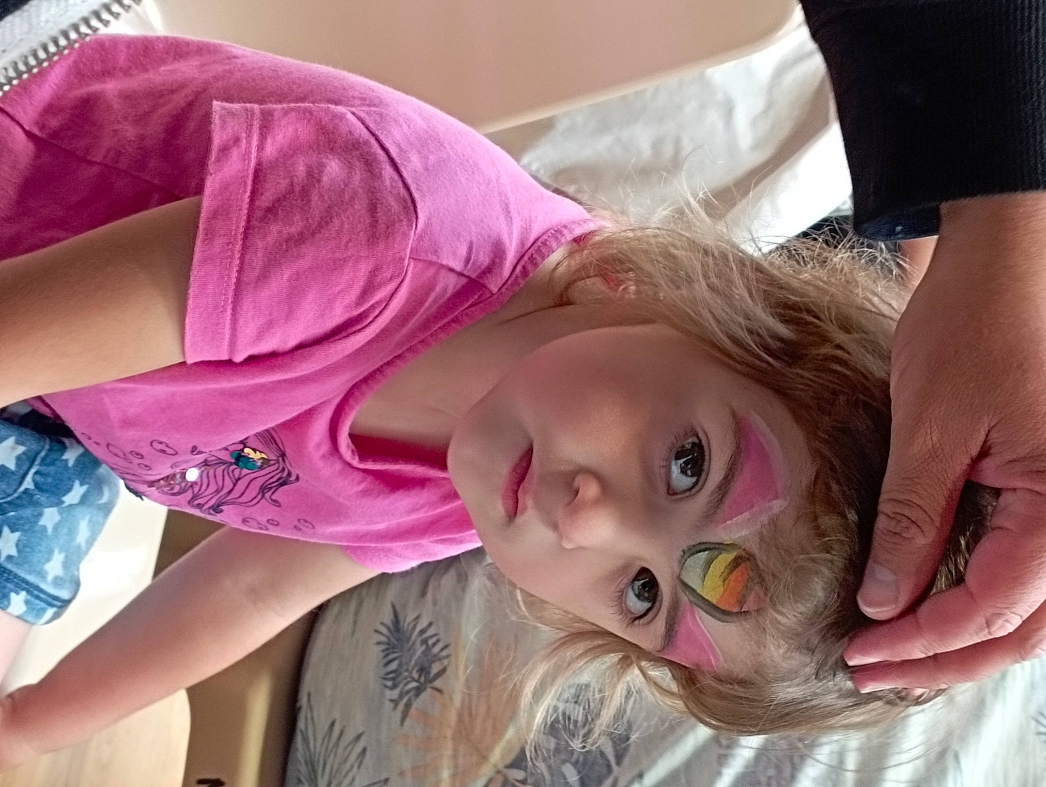 Nilusi a rejoint le concours — aidez-le/la à gagner de superbes lots ! beauty, eyelash, gesture, happy, jaw, joint, lip, magenta, mouth, neck, nose, organ, person, photograph, pink, purple, skin, sleeve, violet, white