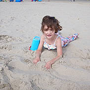 Nilusi a rejoint le concours — aidez-le/la à gagner de superbes lots ! beach, bucket, child, clothing, coast, face, female, girl, head, nature, outdoors, person, photography, portrait, sea, shoreline, soil, summer, swimwear, water