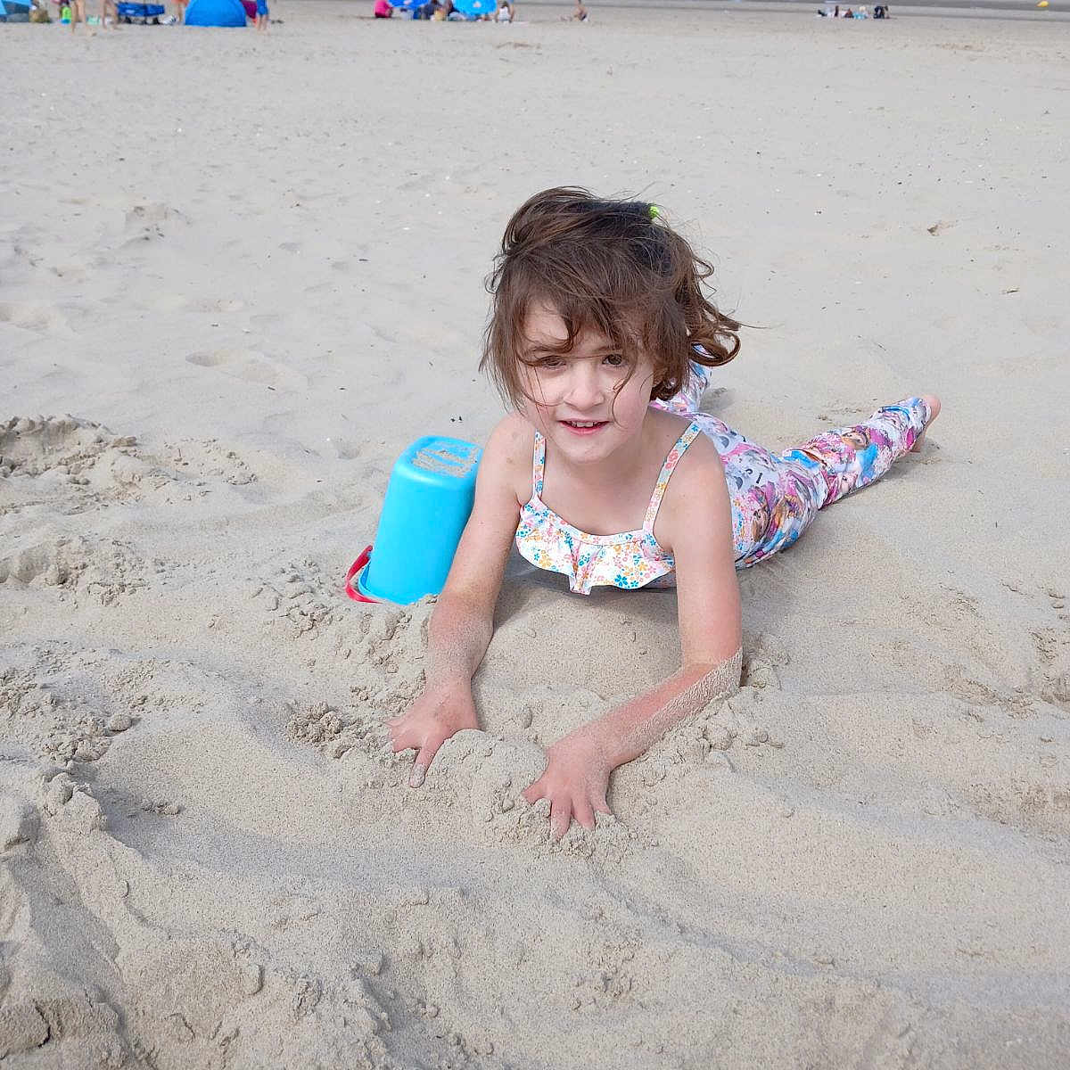 Nilusi a rejoint le concours — aidez-le/la à gagner de superbes lots ! beach, bucket, child, clothing, coast, face, female, girl, head, nature, outdoors, person, photography, portrait, sea, shoreline, soil, summer, swimwear, water