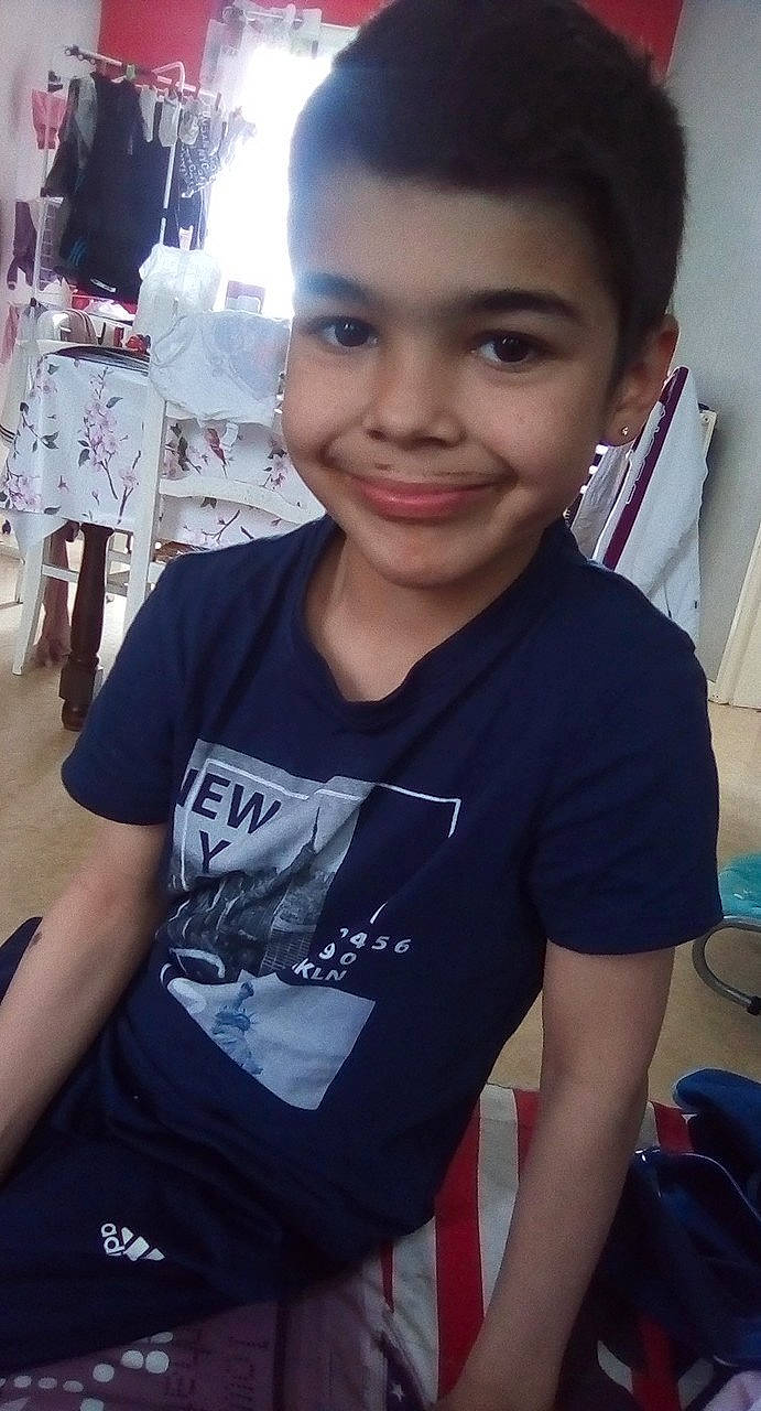 Kylian participe au concours pour gagner de l'argent avec cette photo : black_hair, child, face, forehead, joy, person, photography, selfie, skin, smile, t_shirt, top