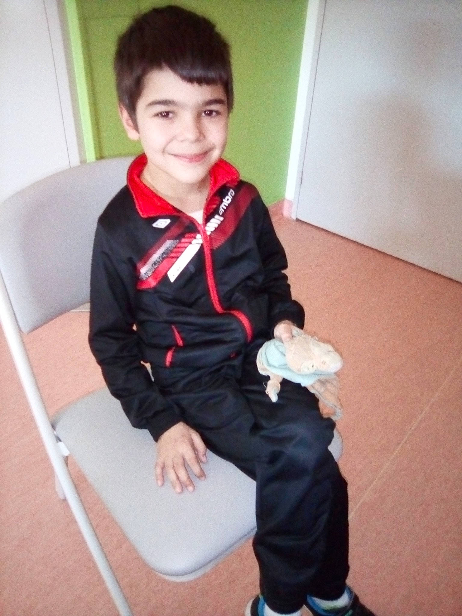 Kylian a rejoint le concours — aidez-le/la à gagner de superbes lots ! child, clothing, jacket, joy, leg, outerwear, person, school_uniform, sitting, sleeve, smile, toddler, uniform