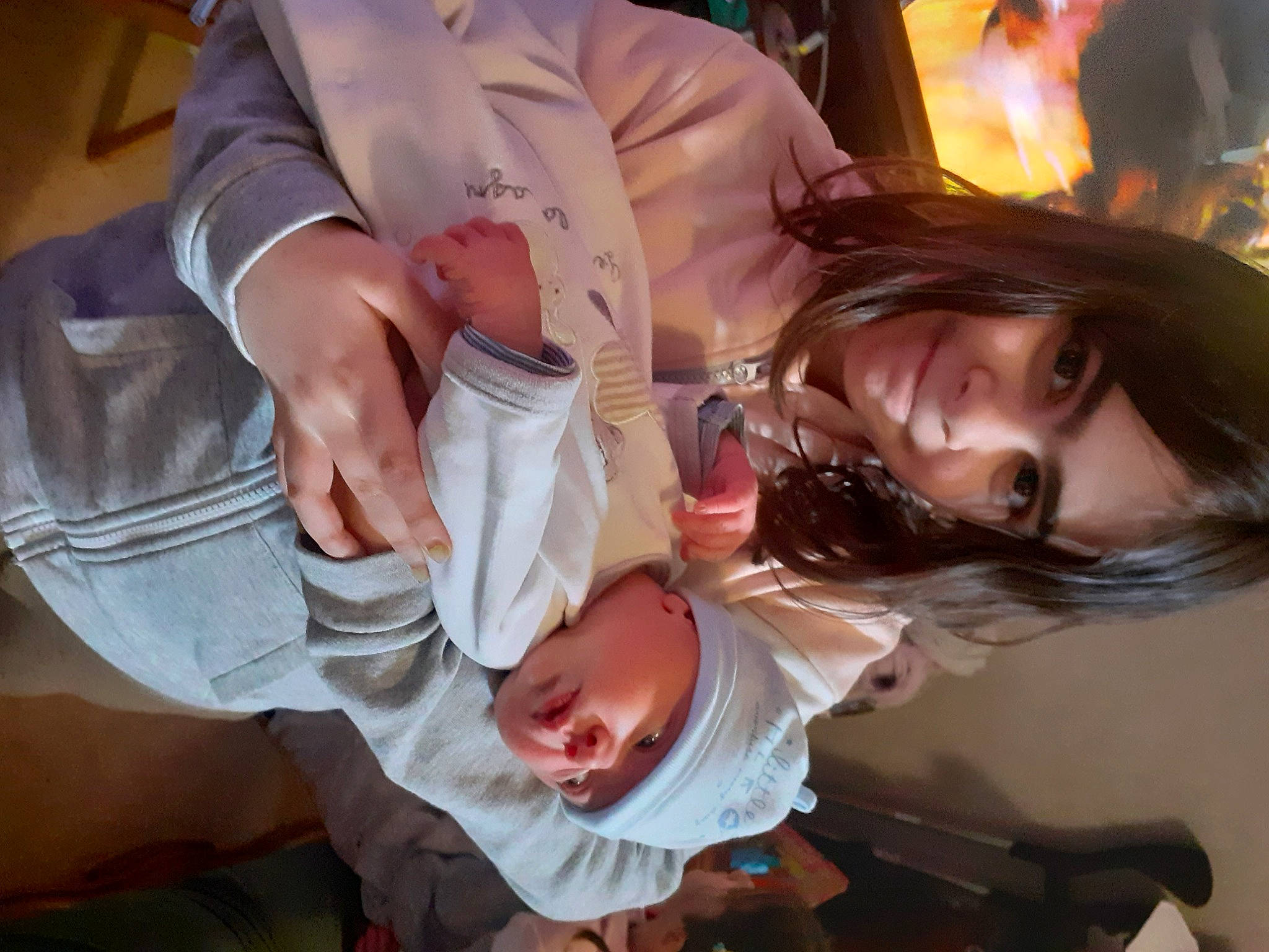 Lindsay participe au concours pour gagner de l'argent avec cette photo : abdomen, arm, baby, baby_products, chest, child, event, eyewear, facial_expression, fun, gesture, hairstyle, happy, headwear, jewellery, joy, mouth, nail, person, room