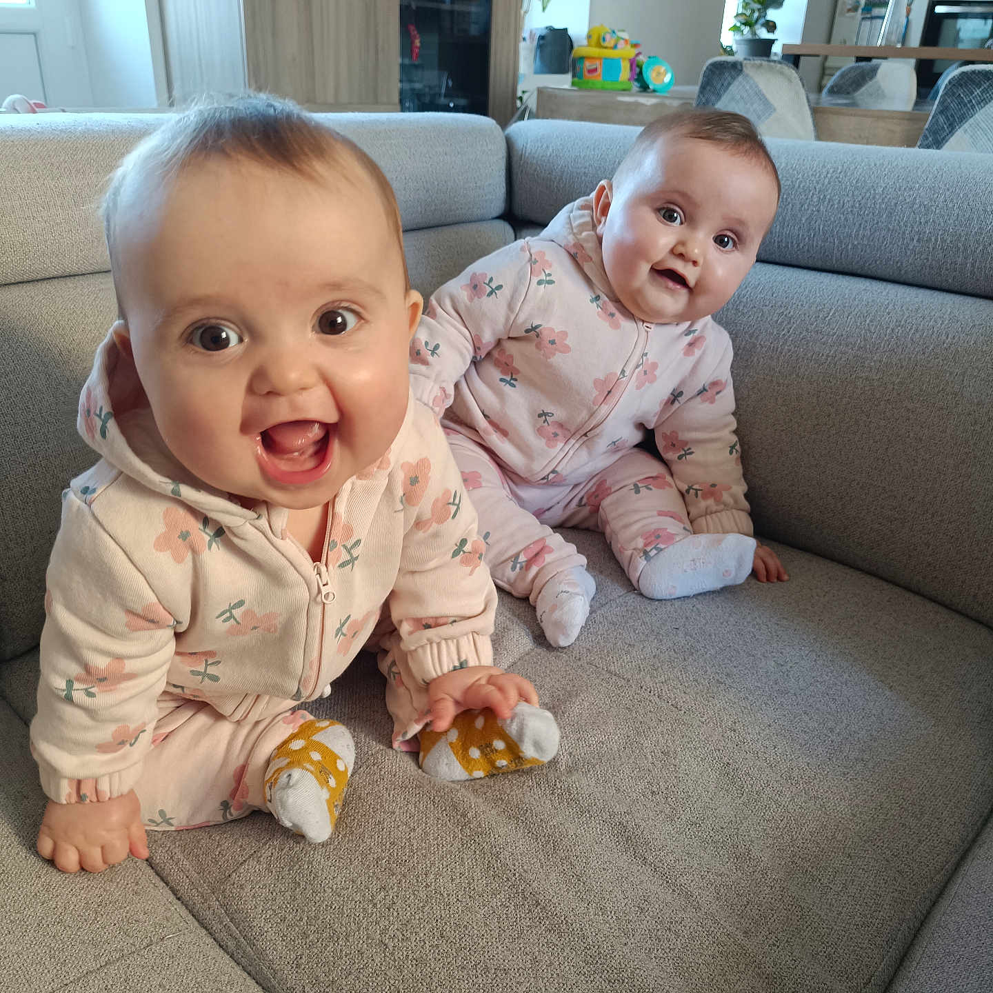 Léonie Et Albane participe au concours pour gagner de l'argent avec cette photo : accessories, architecture, baby, building, clothing, couch, cushion, face, furniture, head, homedecor, hosiery, indoors, livingroom, person, photography, portrait, room, sitting, sock