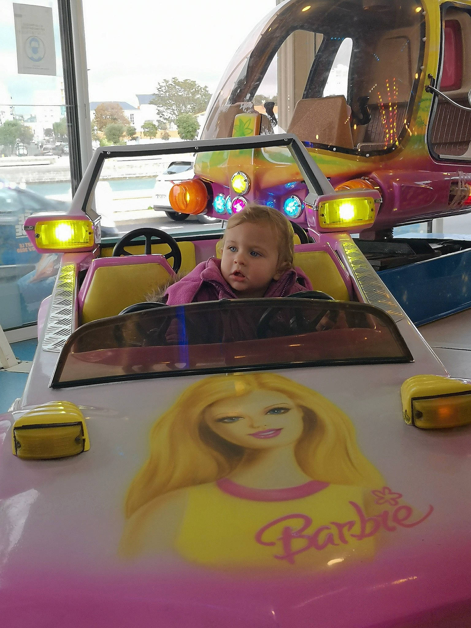 Tokyo participe au concours pour gagner de l'argent avec cette photo : car, child, city_car, family_car, fun, games, leisure, person, play, playset, recreation, toddler, toy, vacation, vehicle, yellow