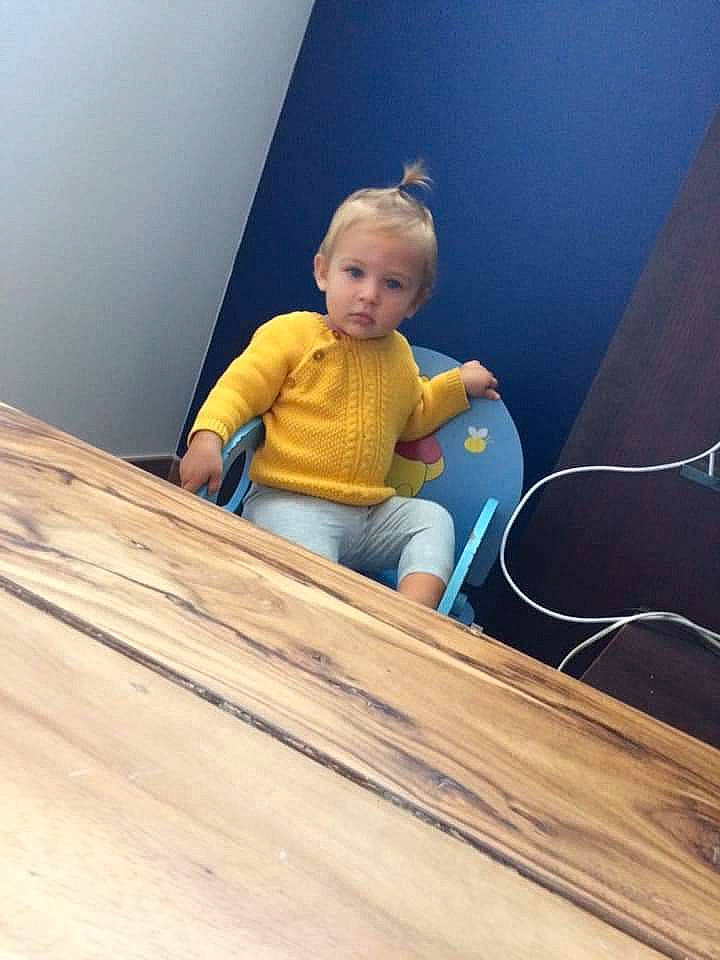 Tokyo a rejoint le concours — aidez-le/la à gagner de superbes lots ! baby, blond, child, fun, leisure, person, play, sitting, skin, standing, toddler, vacation, wood, yellow