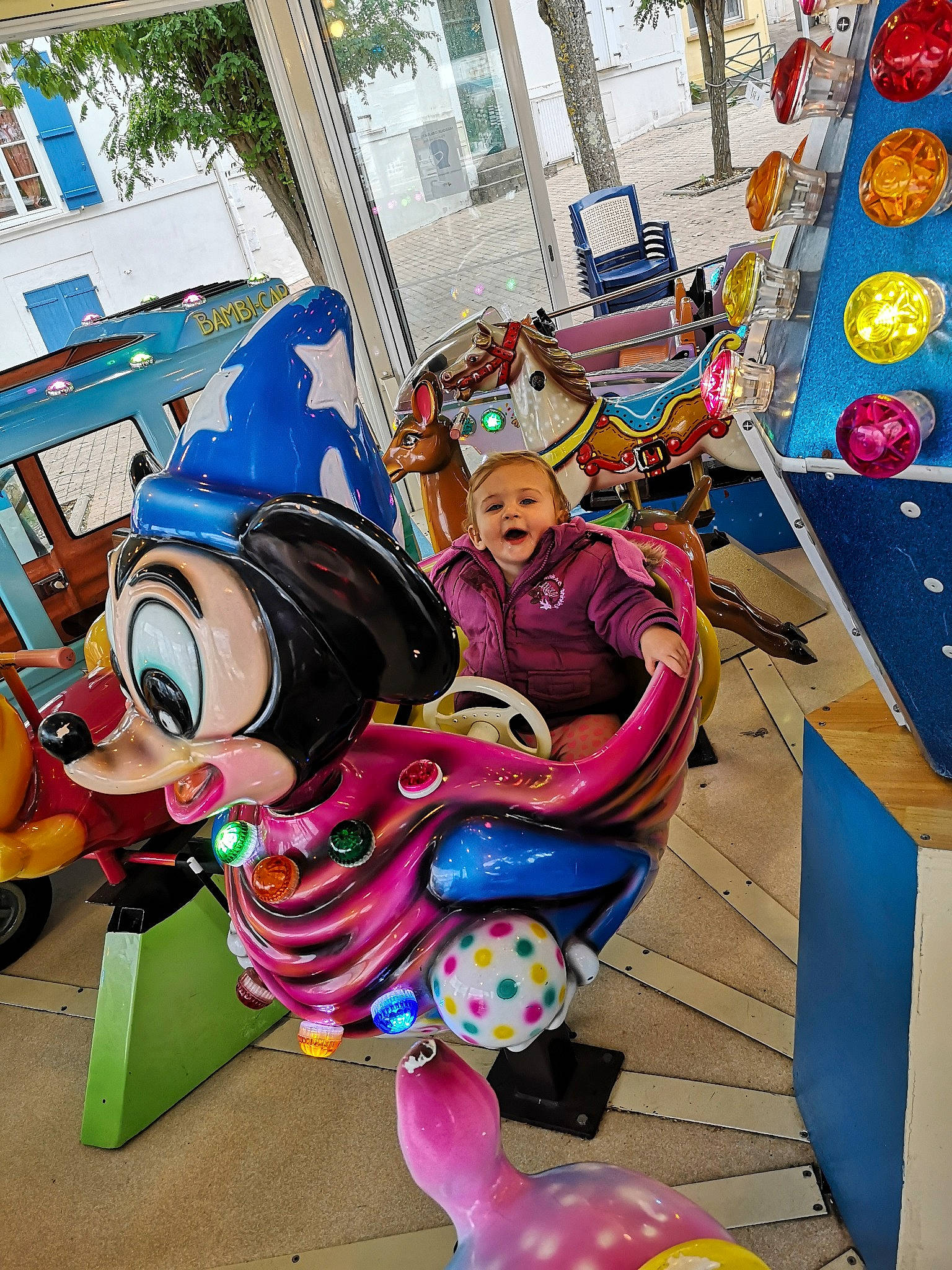 Tokyo participe au concours pour gagner de l'argent avec cette photo : amusement_park, animation, art, balloon, child, clown, fun, jester, leisure, nonbuilding_structure, park, party, party_supply, person, recreation, toy, vacation