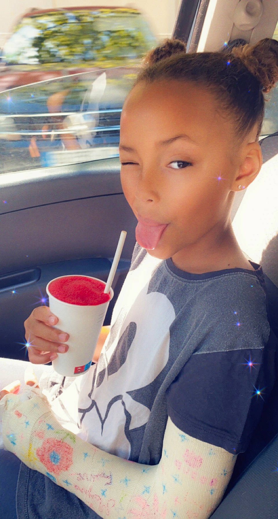 Mayssa participe au concours pour gagner de l'argent avec cette photo : black_hair, blond, brown_hair, chest, cup, drink, drinking, drinkware, earrings, eyelash, eyewear, fun, hairstyle, happy, human_leg, leisure, lip, long_hair, neck, person