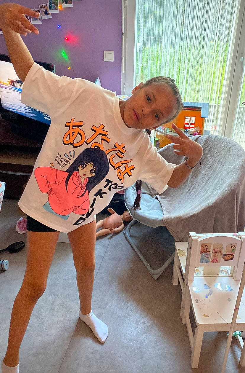 Mayssa a rejoint le concours — aidez-le/la à gagner de superbes lots ! artist, chair, child, curtain, event, flooring, fun, happy, human_leg, joint, leisure, orange, person, play, room, sandal, shorts, sitting, t_shirt, thigh