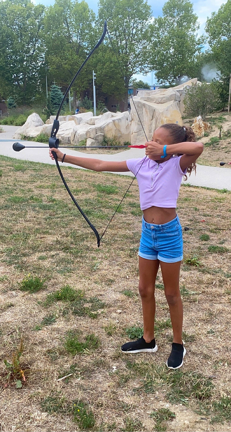 Mayssa a rejoint le concours — aidez-le/la à gagner de superbes lots ! archery, arrow, balance, bow, bow_and_arrow, elbow, field_archery, fun, grassland, leisure, longbow, person, plant, precision_sports, projectile, recreation, shorts, sports, sports_equipment, target_archery