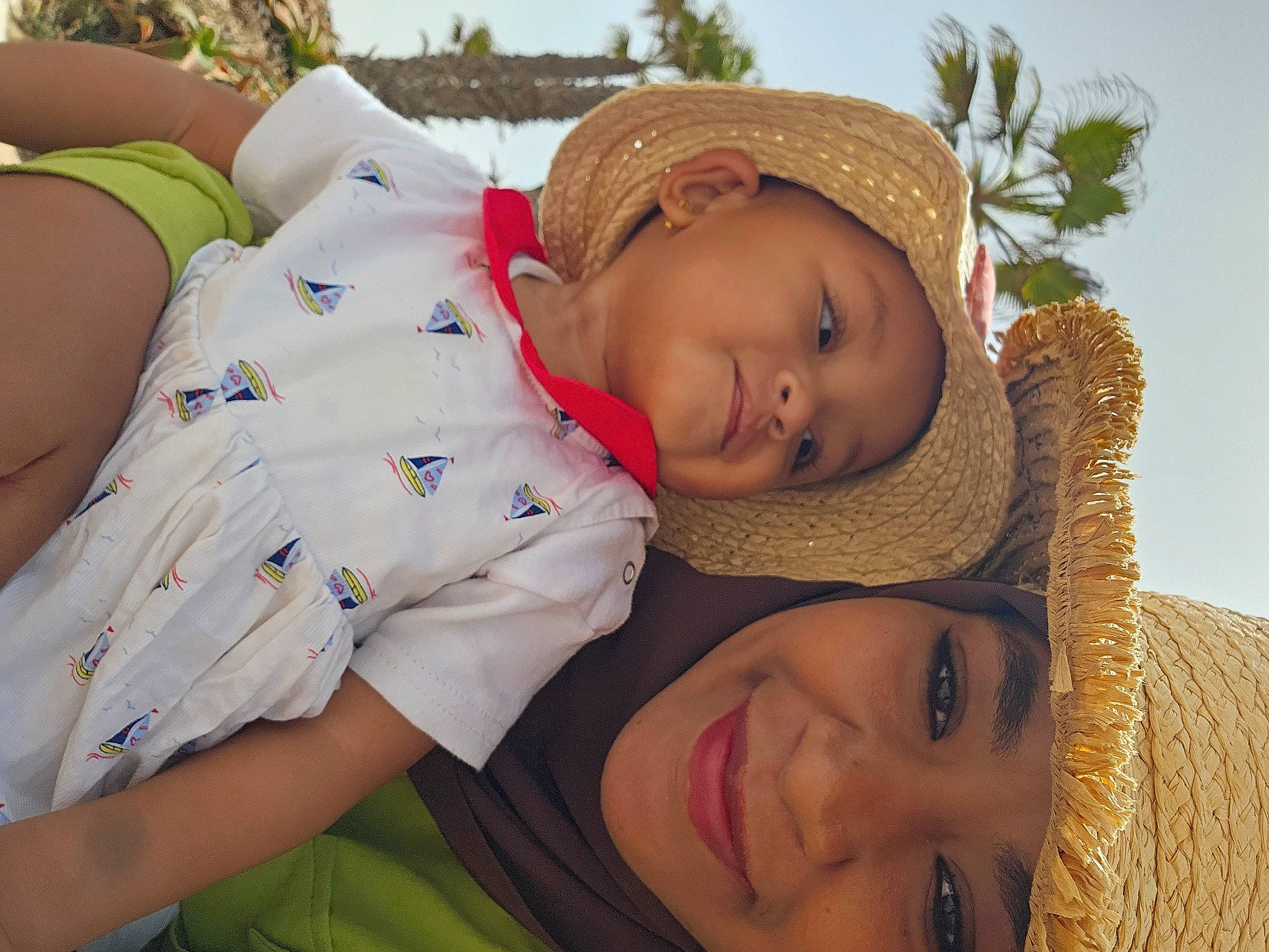 Fatima participe au concours pour gagner de l'argent avec cette photo : baby, child, comfort, fun, grass, happy, hat, headgear, joy, leaf, leisure, lip, mammal, mouth, nose, people_in_nature, person, skin, smile, sun_hat