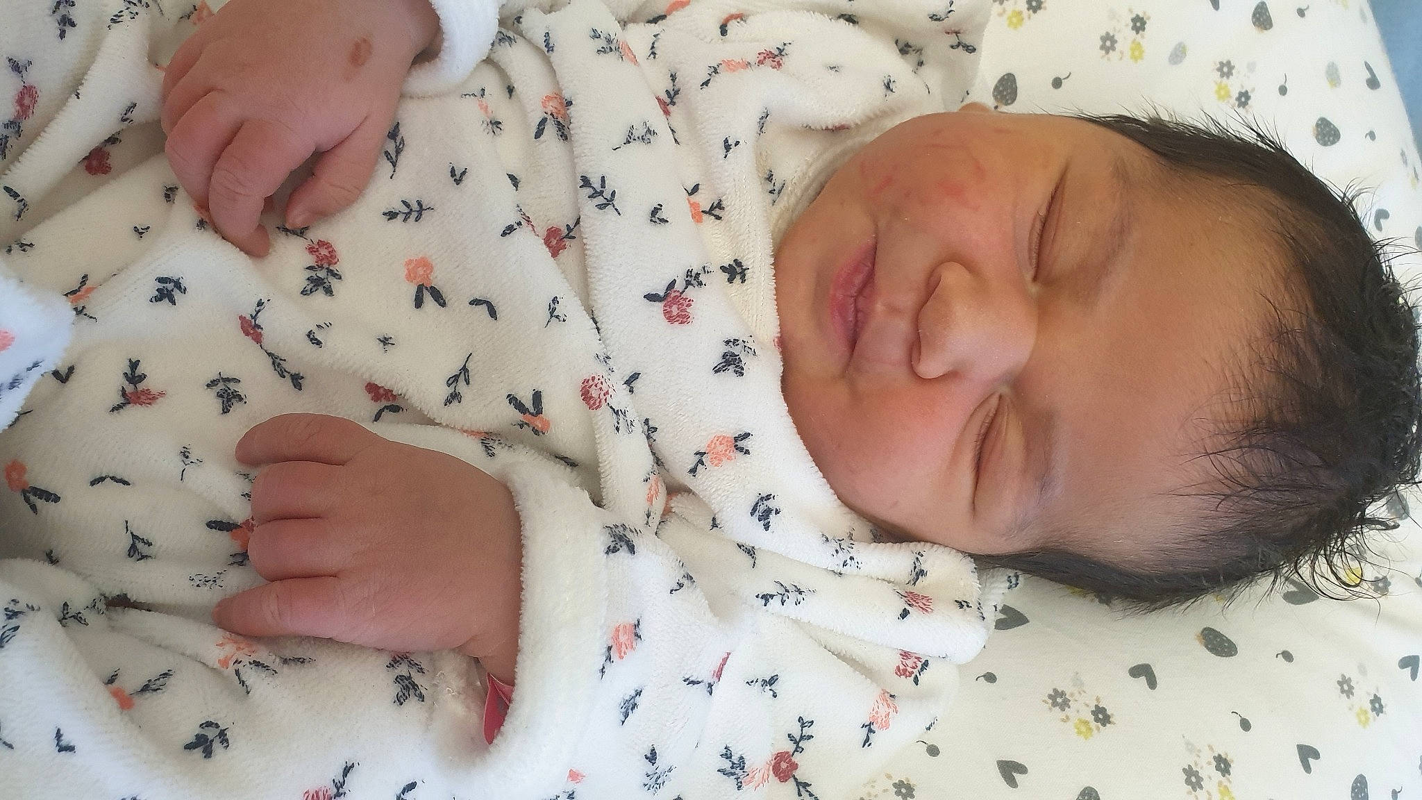 Fatima participe au concours pour gagner de l'argent avec cette photo : baby, baby_sleeping, baby_toddler_clothing, beauty, child, close_up, clothing, comfort, facial_expression, finger, gesture, human, mammal, pattern, person, product, skin, sleeve, textile, toddler