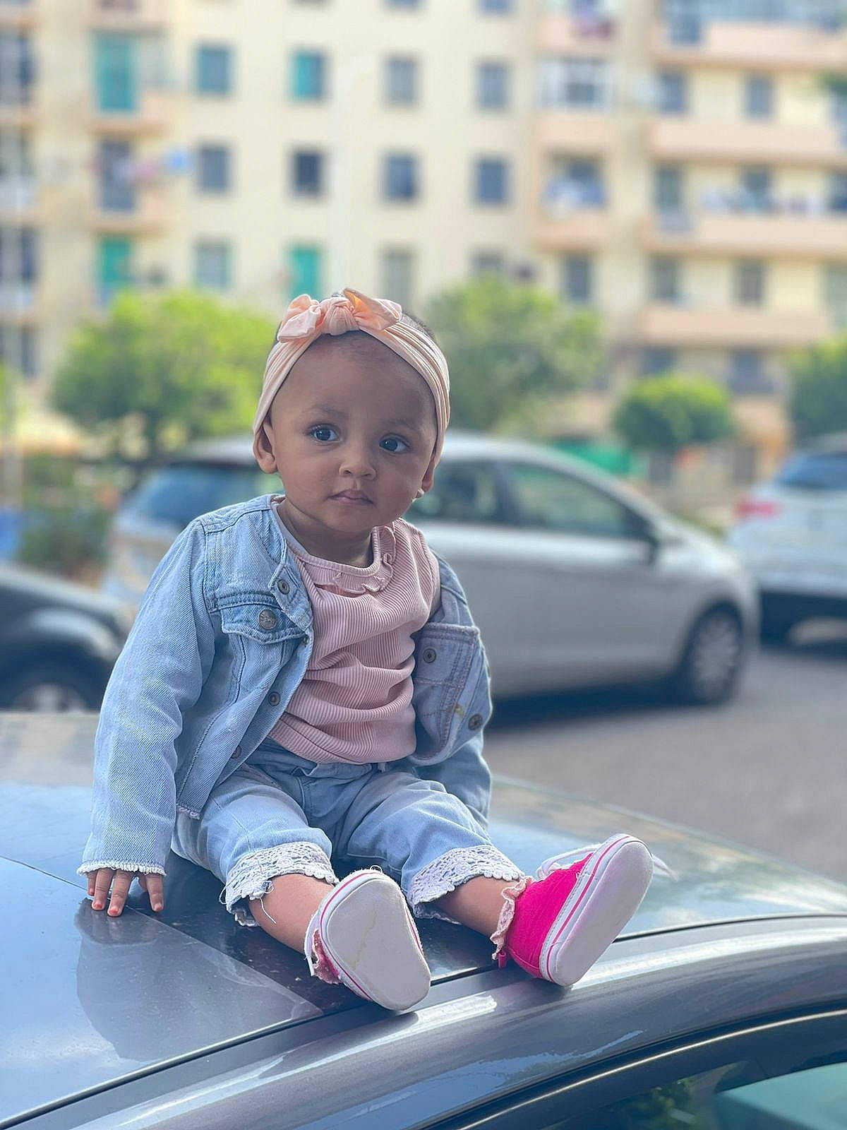Fatima a rejoint le concours — aidez-le/la à gagner de superbes lots ! asphalt, automotive_design, automotive_exterior, automotive_window_part, baby, baby_toddler_clothing, bumper, car, glass, hood, motor_vehicle, person, photograph, road, snapshot, tints_and_shades, toddler, vehicle, vehicle_door, wheel