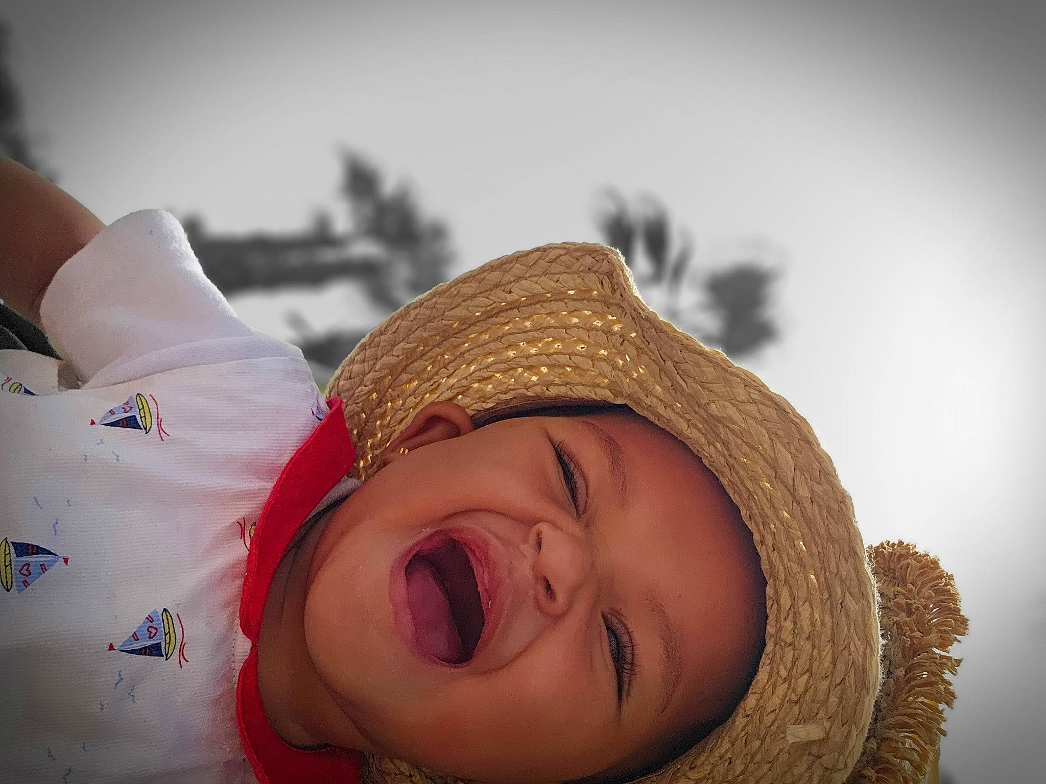 Fatima a rejoint le concours — aidez-le/la à gagner de superbes lots ! child, close_up, cloud, fashion_accessory, flash_photography, fun, grass, happy, hat, headgear, headwear, leisure, lip, people_in_nature, person, plant, skin, sky, smile, sun_hat