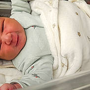 Mohamed Ghali a rejoint le concours — aidez-le/la à gagner de superbes lots ! newborn, baby, infant, blanket, sleeping, bed, hospital, clothing, cute, smile, face, skin, person, rest, soft, comfort, babywear, wrapped, indoors, newborn_baby