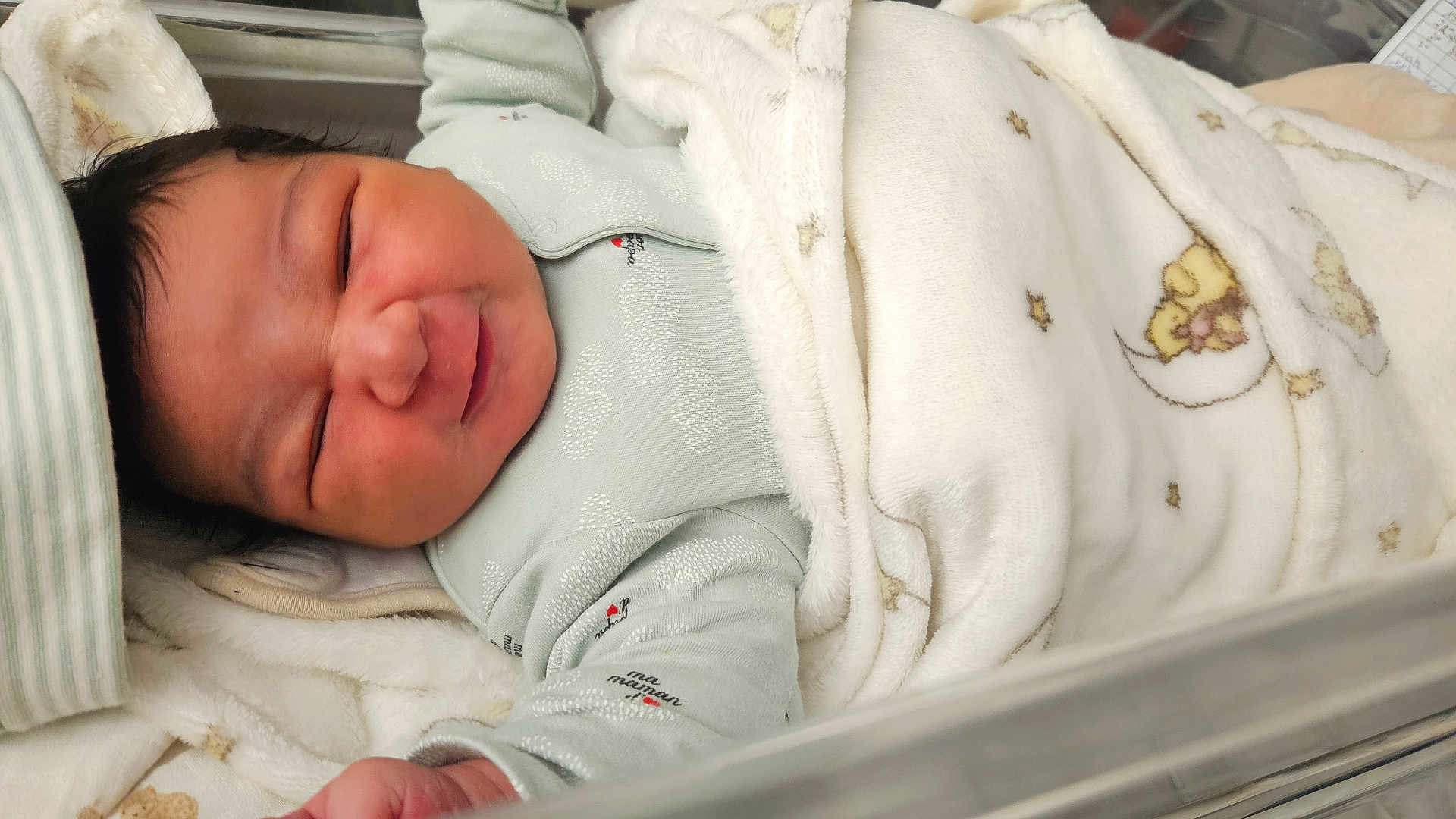 Mohamed Ghali a rejoint le concours — aidez-le/la à gagner de superbes lots ! newborn, baby, infant, blanket, sleeping, bed, hospital, clothing, cute, smile, face, skin, person, rest, soft, comfort, babywear, wrapped, indoors, newborn_baby