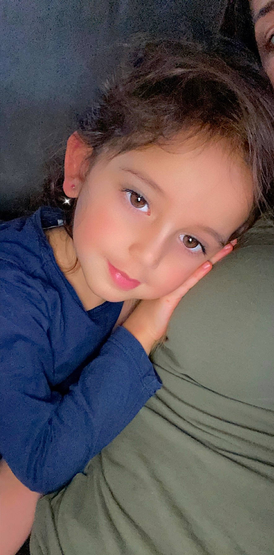 Elyssa a rejoint le concours — aidez-le/la à gagner de superbes lots ! cheek, child, cool, elbow, electric_blue, eyelash, flash_photography, forehead, fun, gesture, happy, iris, jaw, lip, long_hair, neck, nose, person, skin, sleeve