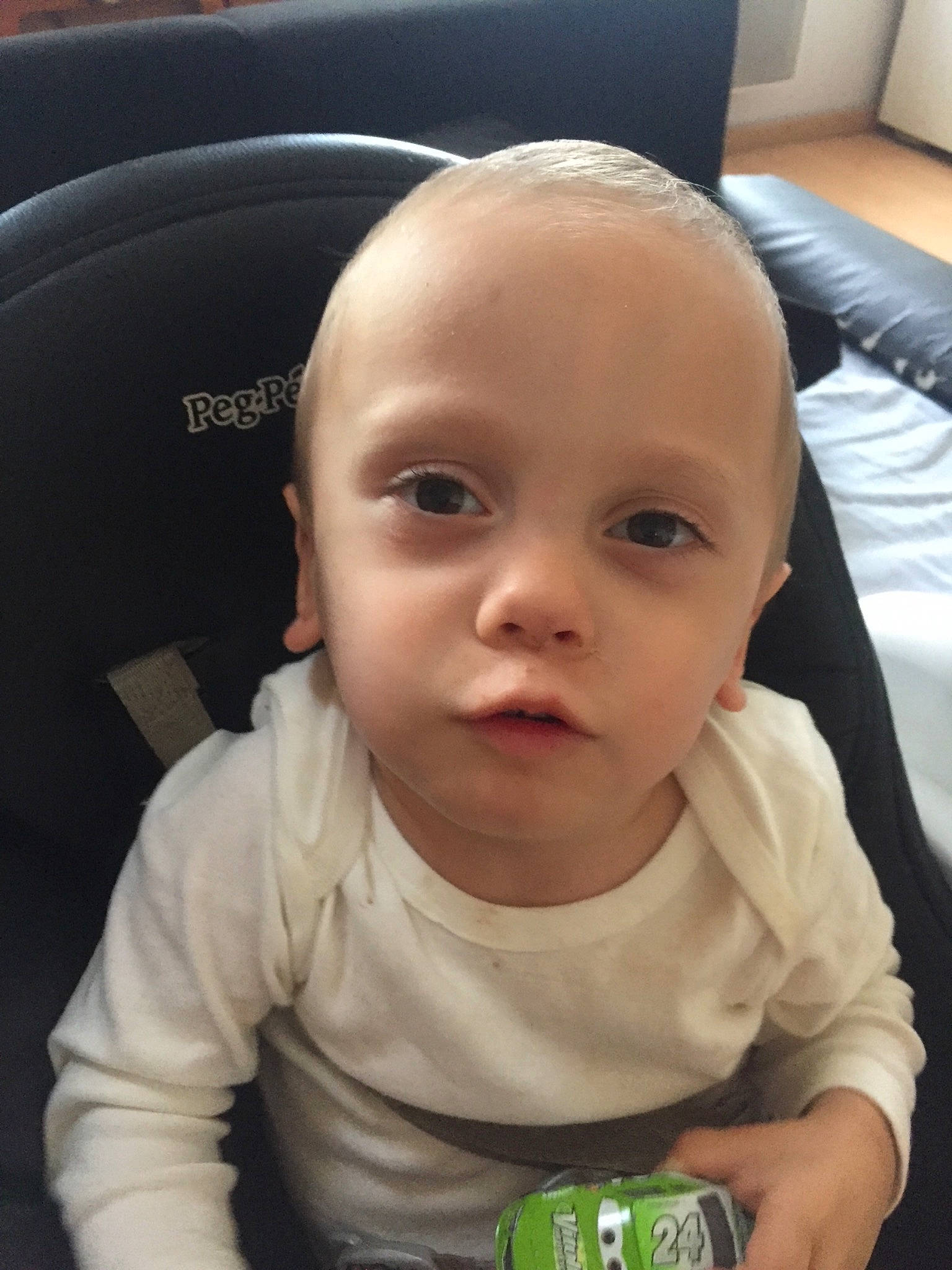 Théo a rejoint le concours — aidez-le/la à gagner de superbes lots ! baby, cheek, child, ear, electronic_device, face, forehead, head, person, skin, smile, toddler