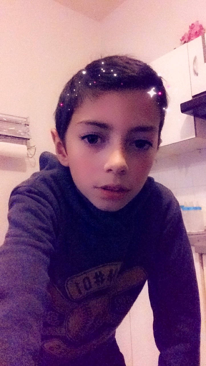 Malone participe au concours pour gagner de l'argent avec cette photo : black_hair, cheek, child, chin, cool, eye, eyebrow, face, forehead, hair, hairstyle, head, jaw, lip, nose, person, photography, selfie, smile