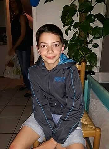 Malone a rejoint le concours — aidez-le/la à gagner de superbes lots ! arm, fun, human_body, joint, joy, leg, person, shoulder, sitting, smile, thigh