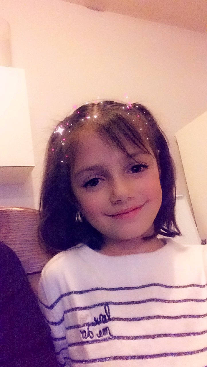 Louna participe au concours pour gagner de l'argent avec cette photo : beauty, cheek, child, chin, eye, eyebrow, face, forehead, hair, hairstyle, head, joy, lip, long_hair, nose, person, photography, pink, selfie, skin