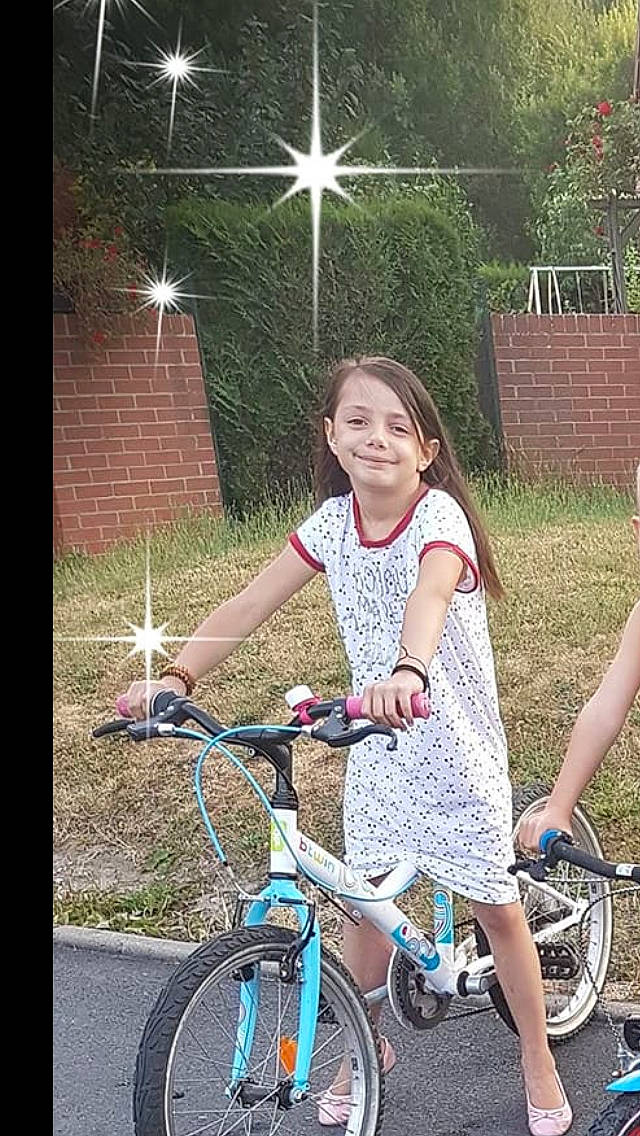 Louna participe au concours pour gagner de l'argent avec cette photo : bicycle, bicycle_accessory, bicycle_drivetrain_part, bicycle_frame, bicycle_handlebar, bicycle_part, bicycle_pedal, bicycle_saddle, bicycle_wheel, bicycles_equipment_and_supplies, cycling, hybrid_bicycle, joy, person, photography, recreation, road_bicycle, spoke, sports_equipment, summer