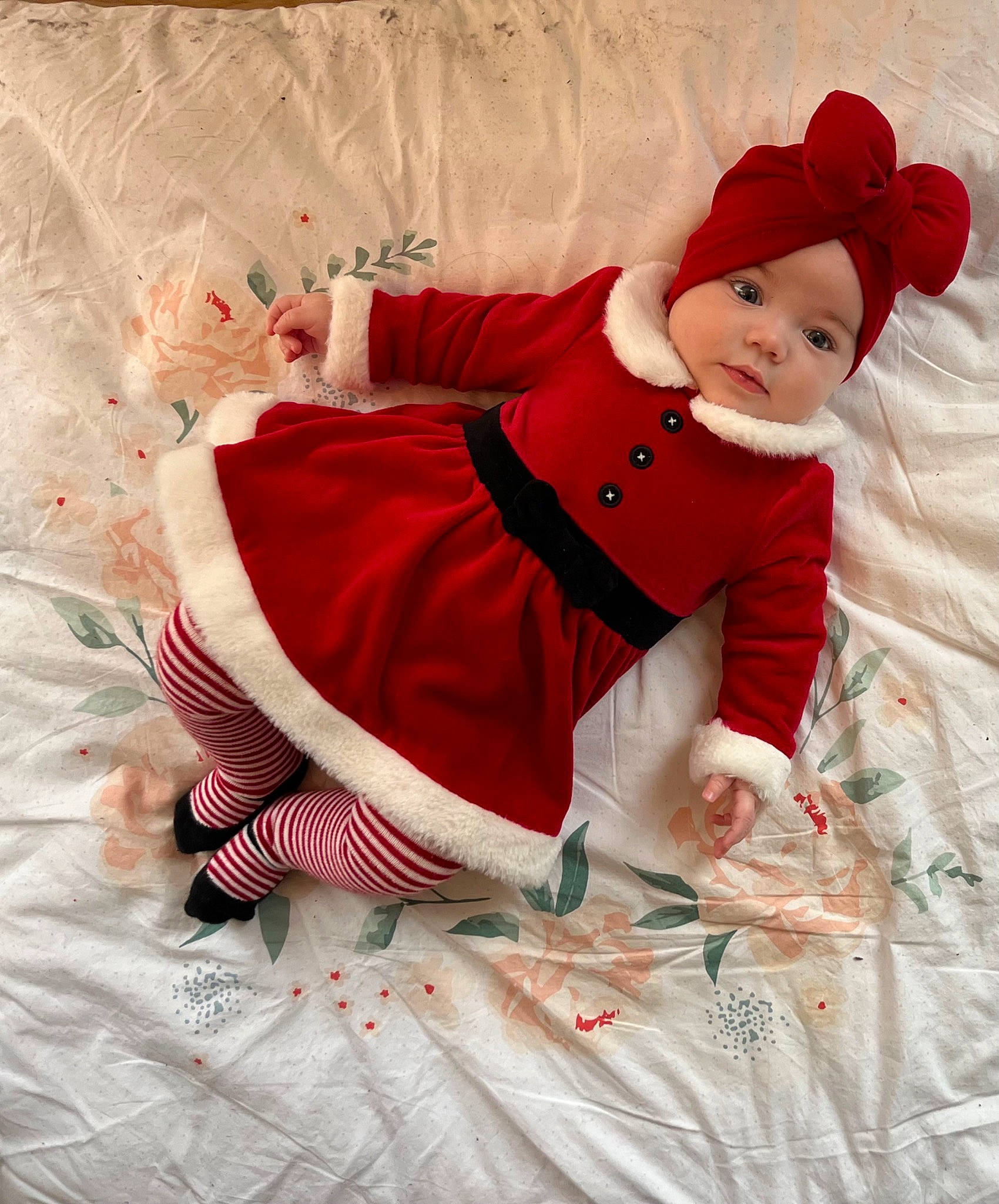 Victoire participe au concours pour gagner de l'argent avec cette photo : baby, baby_toddler_clothing, carmine, child, christmas, christmas_eve, comfort, costume_hat, fictional_character, happy, hat, headwear, linens, magenta, pattern, person, pink, sitting, sleeve, sock