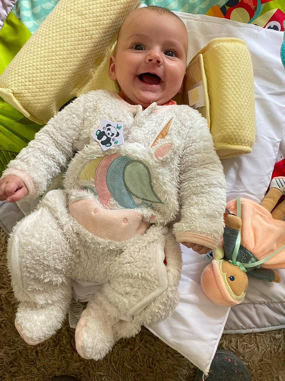 Sharlie a rejoint le concours — aidez-le/la à gagner de superbes lots ! arm, baby, baby_products, baby_sleeping, baby_toddler_clothing, cheek, child, comfort, eye, grass, happy, head, linens, mouth, person, sitting, skin, smile, textile, toddler