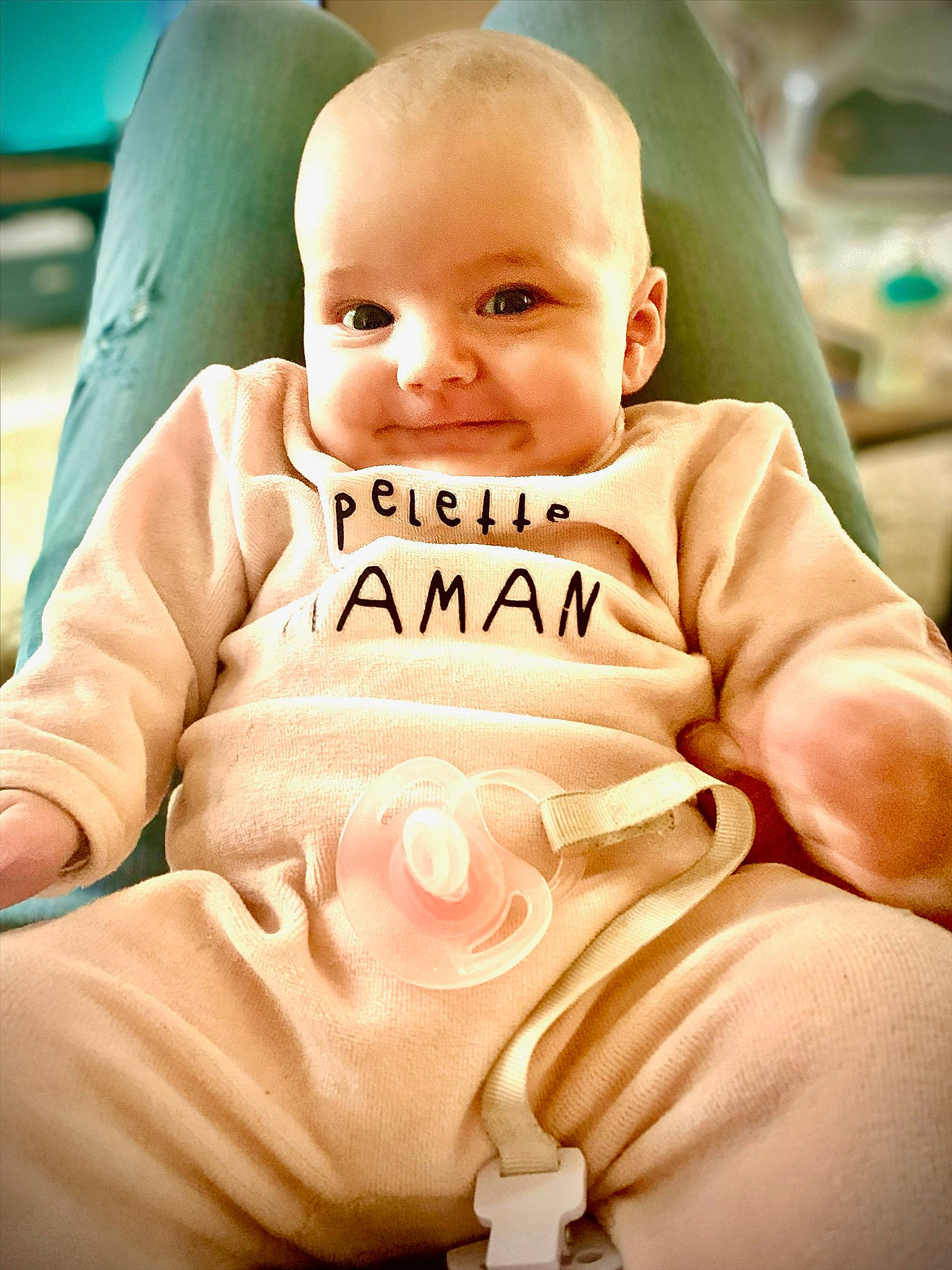 Sharlie a rejoint le concours — aidez-le/la à gagner de superbes lots ! baby, baby_toddler_clothing, cheek, chin, comfort, eyebrow, finger, flash_photography, gesture, happy, head, human_body, iris, joy, lip, mouth, neck, nose, person, skin