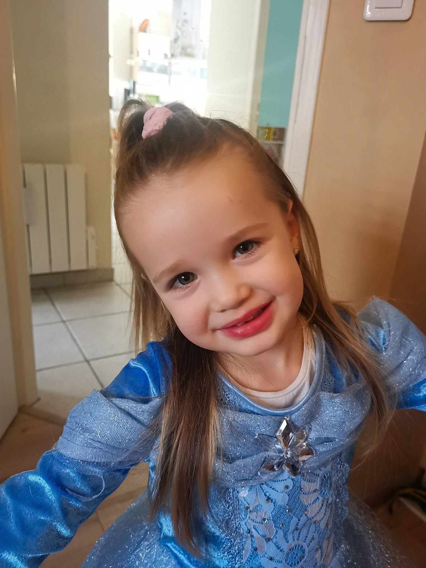 Kimi a rejoint le concours — aidez-le/la à gagner de superbes lots ! arm, cheek, eyebrow, eyelash, face, flooring, fun, hair, happy, head, iris, joy, lip, long_hair, neck, person, purple, shoulder, skin, sleeve