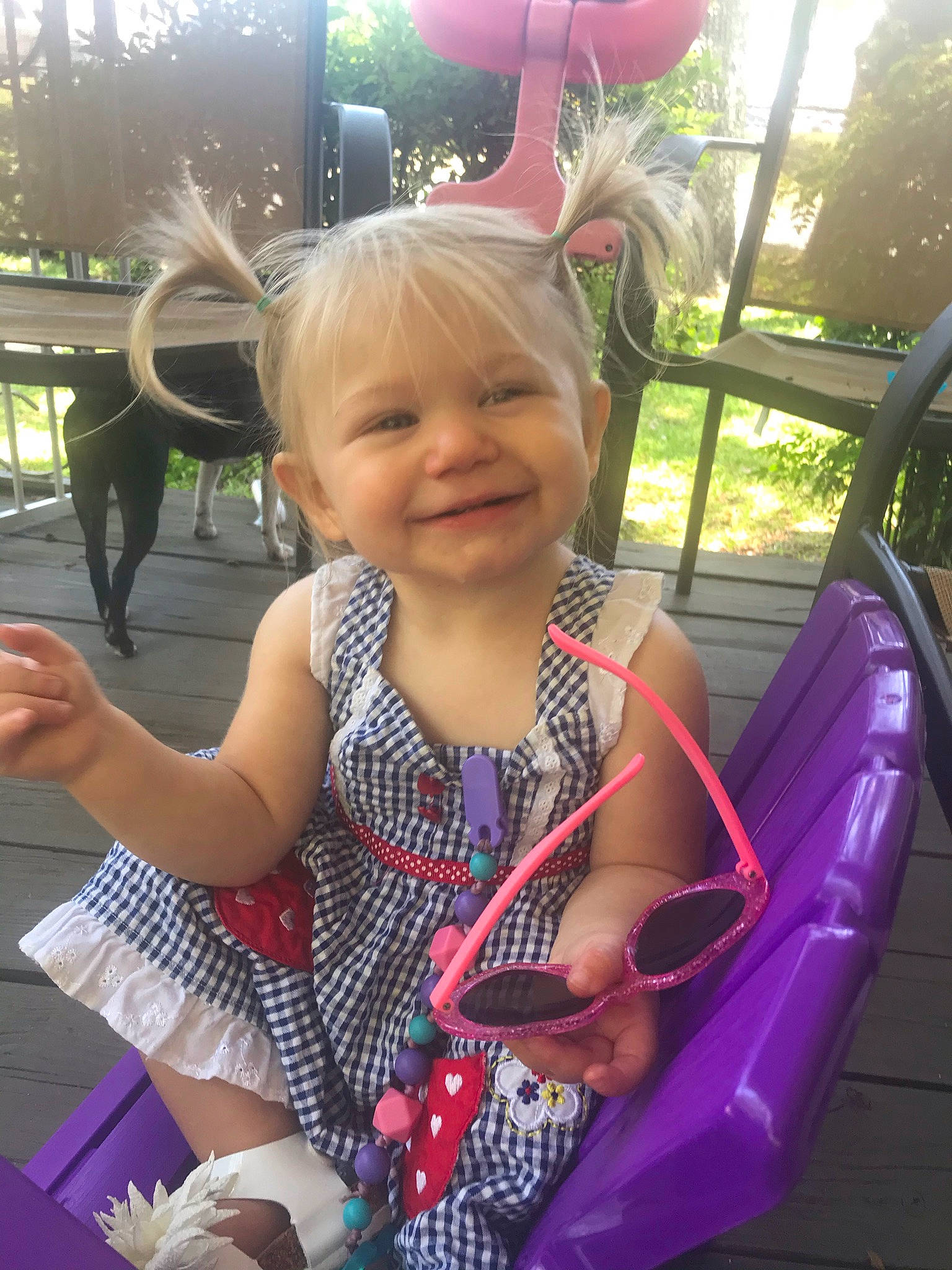 Elli is registered to the contest to win money with this photo: arm, face, facial_expression, finger, fun, grass, hairstyle, happy, joy, leaf, leisure, mammal, organ, people, person, pink, plant, public_space, skin, smile