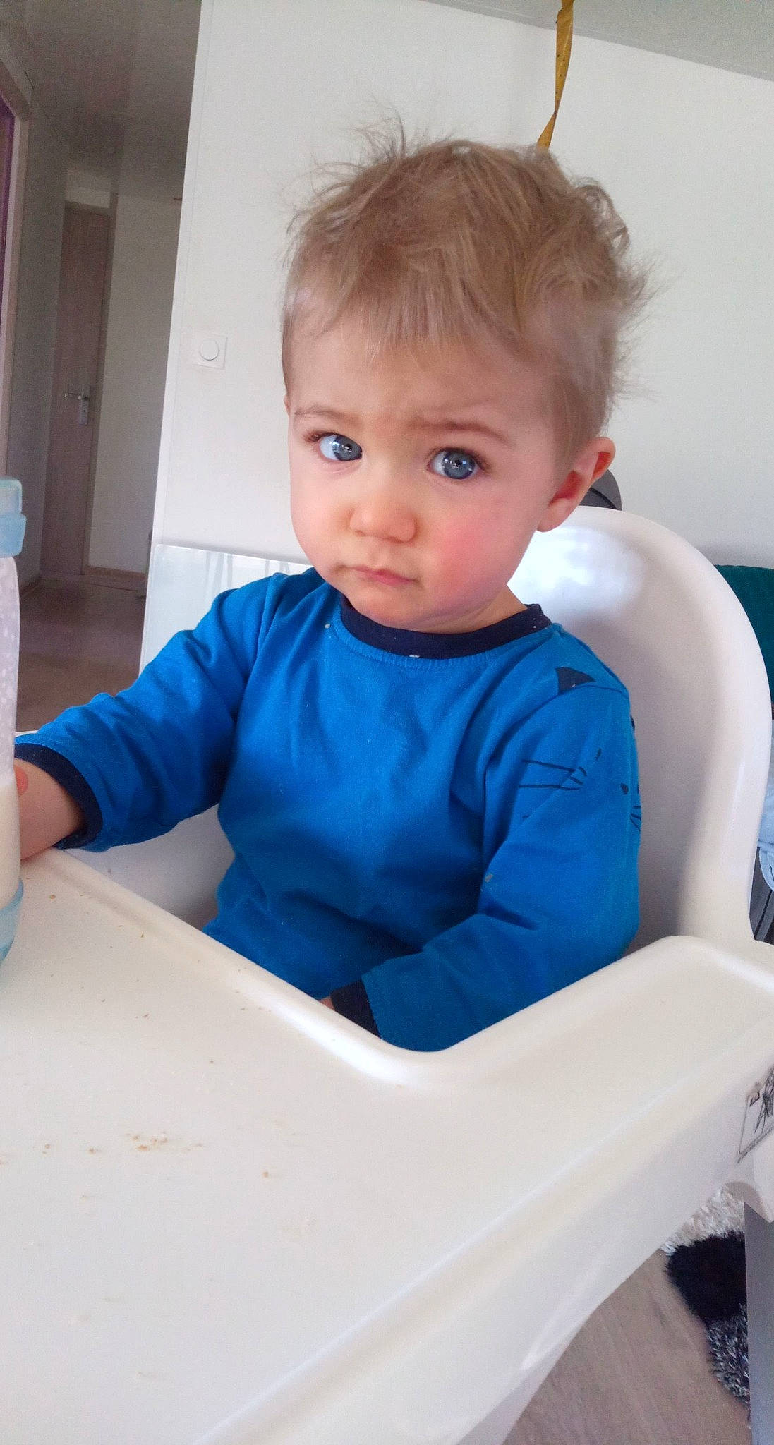 Kynaï a rejoint le concours — aidez-le/la à gagner de superbes lots ! azure, baby_toddler_clothing, chair, cheek, child, comfort, elbow, electric_blue, fun, hair, happy, head, human_body, person, play, room, shoulder, sitting, sleeve, t_shirt