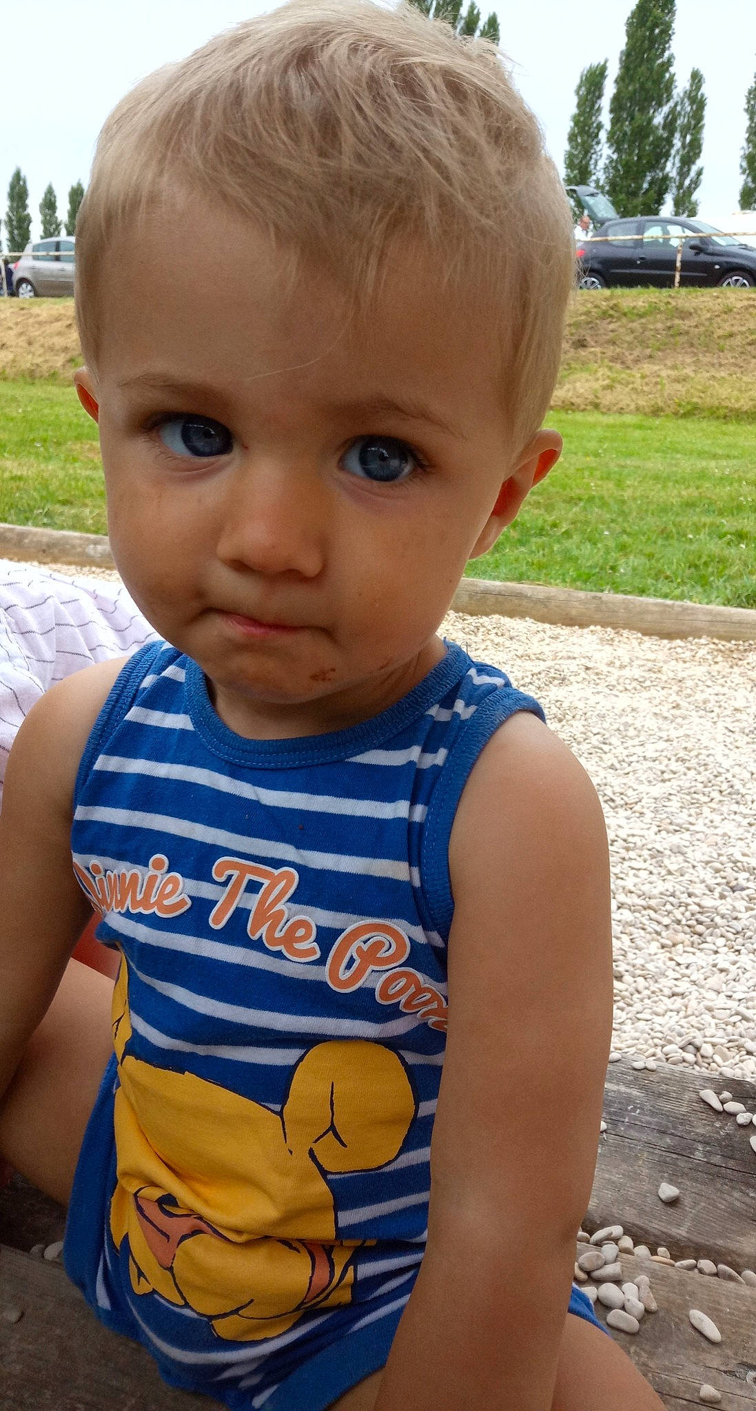 Kynaï participe au concours pour gagner de l'argent avec cette photo : baby_toddler_clothing, chin, cool, eye, face, grass, hair, happy, head, human_body, iris, mouth, neck, nose, people_in_nature, person, plant, shoulder, skin, toddler