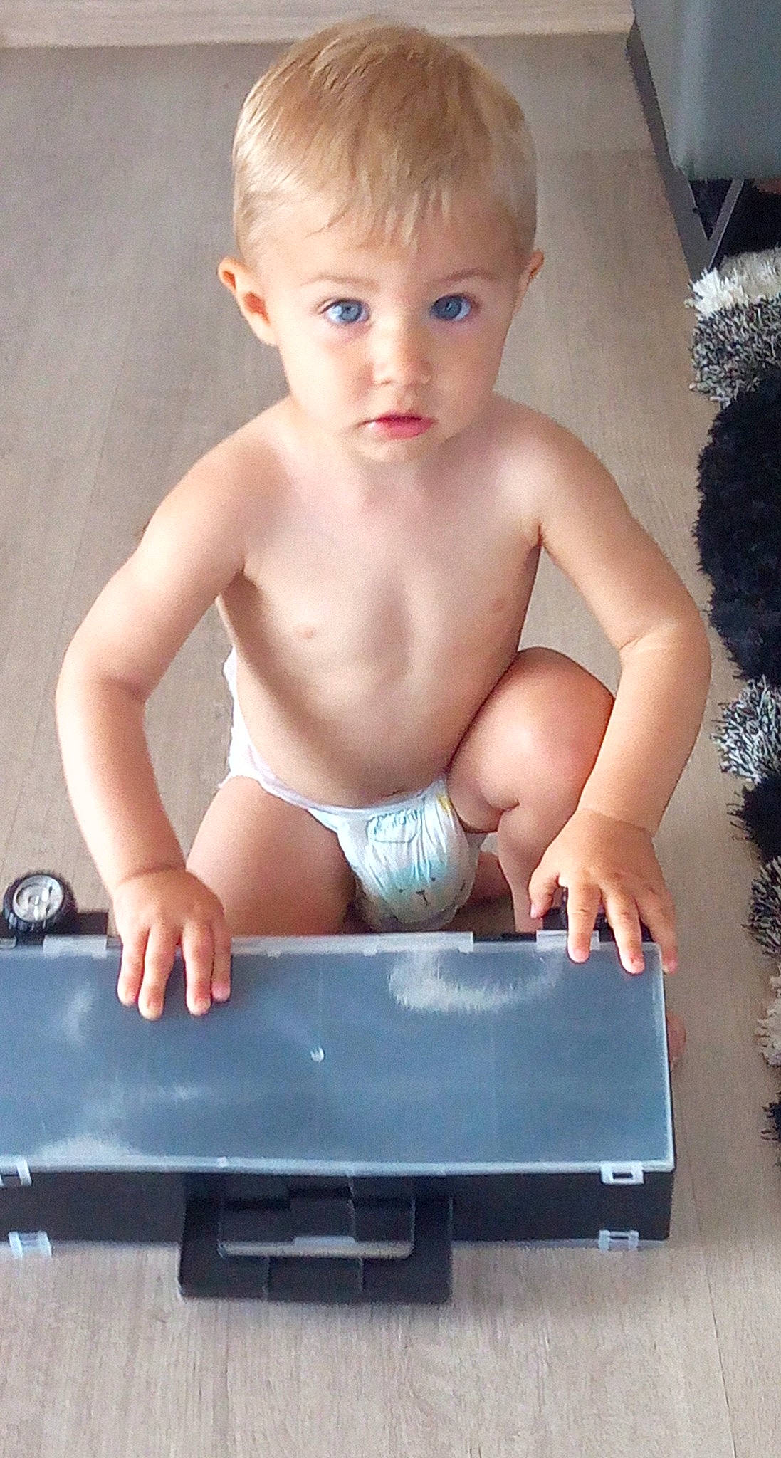 Kynaï participe au concours pour gagner de l'argent avec cette photo : abdomen, arm, baby, barechested, cheek, chest, diaper, flash_photography, gas, human_body, leg, muscle, person, skin, standing, stomach, thigh, thumb, toddler, trunk