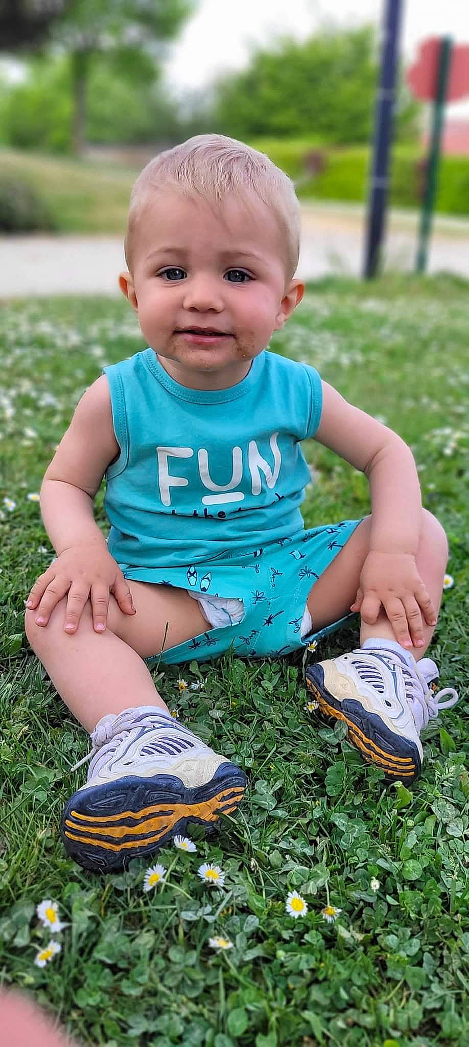 Kynaï participe au concours pour gagner de l'argent avec cette photo : baby, baby_toddler_clothing, finger, footwear, grass, green, hand, happy, joy, leg, leisure, outdoor_shoe, people_in_nature, person, plant, shoe, shorts, skin, smile, summer