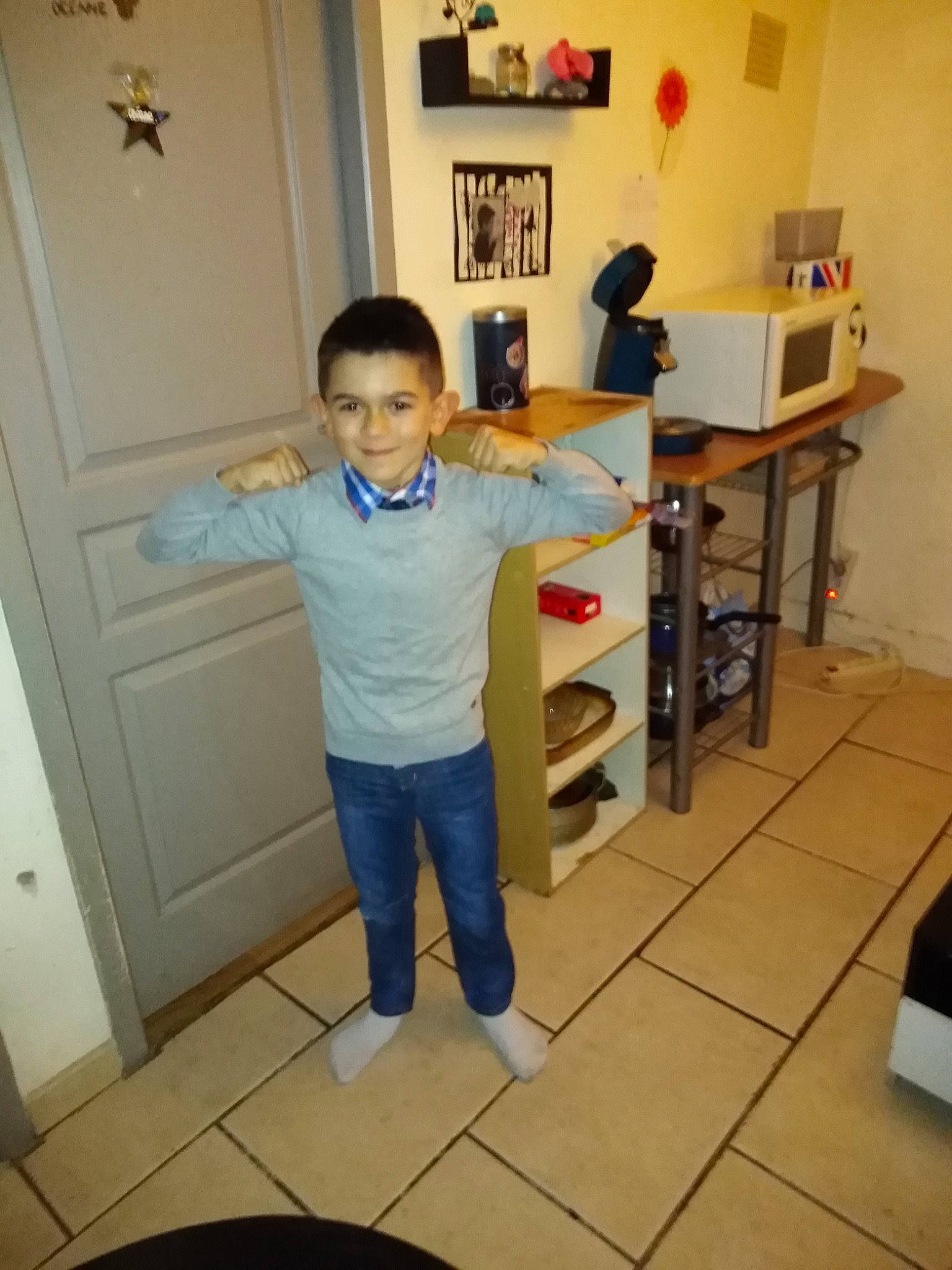 Ely a rejoint le concours — aidez-le/la à gagner de superbes lots ! arm, child, floor, flooring, fun, joint, joy, person, room, shoulder, standing