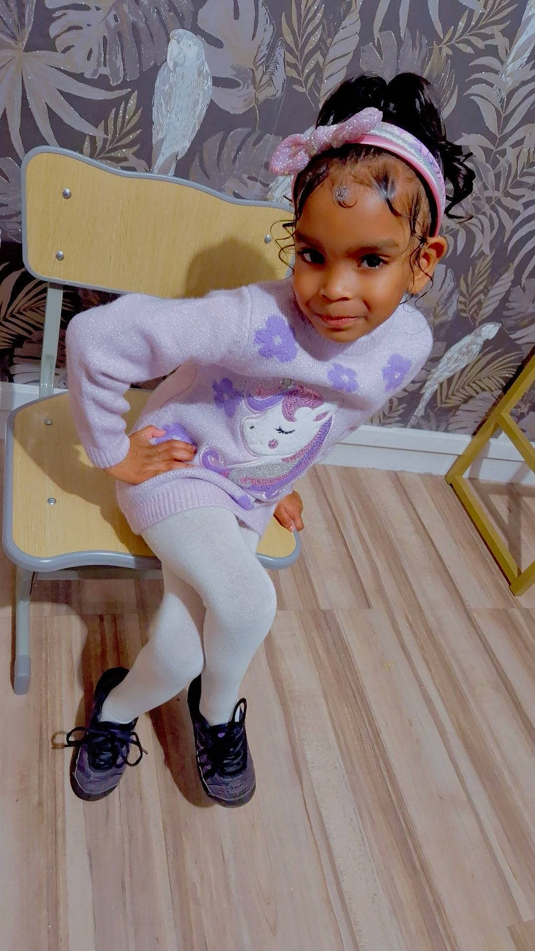 Léa Valladares a rejoint le concours — aidez-le/la à gagner de superbes lots ! baby, baby_toddler_clothing, face, flooring, fun, happy, hardwood, headband, headwear, human_leg, leg, magenta, person, pink, purple, shoe, sitting, skin, sock, thigh