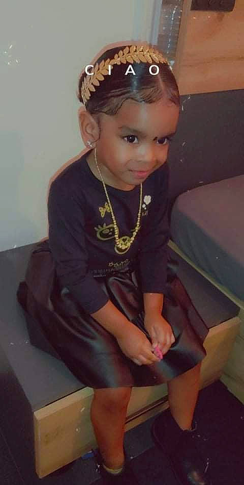 Léa Valladares participe au concours pour gagner de l'argent avec cette photo : baby_toddler_clothing, child, comfort, face, fashion_design, goggles, hair, head, headband, headpiece, headwear, human_leg, jewellery, knee, lip, neck, person, personal_protective_equipment, sleeve, sunglasses