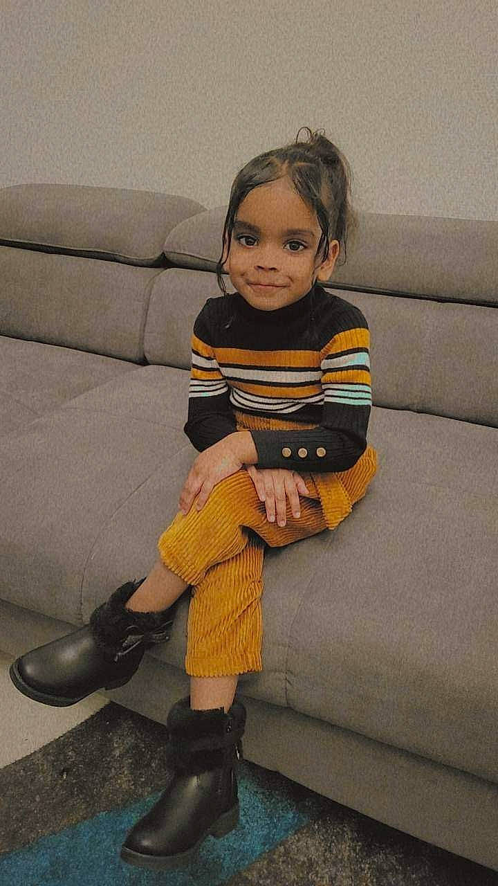 Léa Valladares a rejoint le concours — aidez-le/la à gagner de superbes lots ! baby_toddler_clothing, child, comfort, couch, fashion_design, floor, flooring, footwear, hairstyle, human_leg, joint, joy, knee, lap, pattern, person, sitting, sleeve, sock, thigh