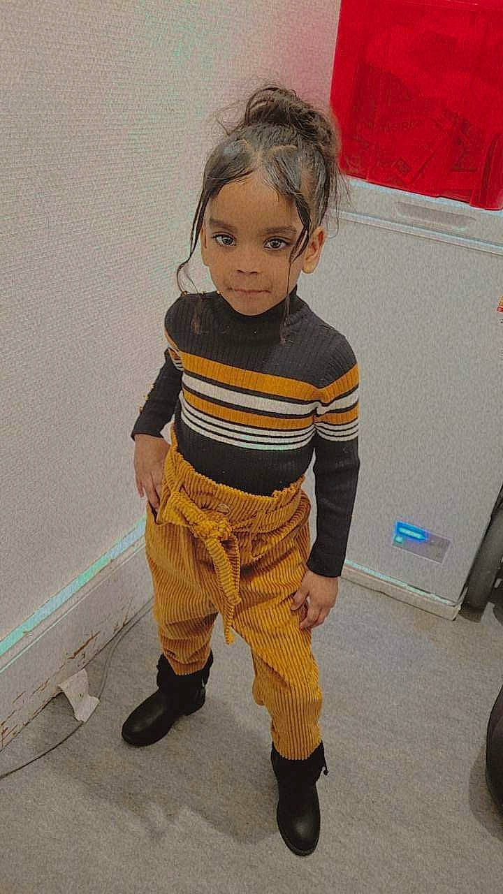 Léa Valladares a rejoint le concours — aidez-le/la à gagner de superbes lots ! active_pants, baby_toddler_clothing, costume, denim, fashion_design, floor, flooring, human_leg, knee, pajamas, pattern, person, personal_protective_equipment, shoe, sleeve, sportswear, standing, sweatpant, thigh, toddler