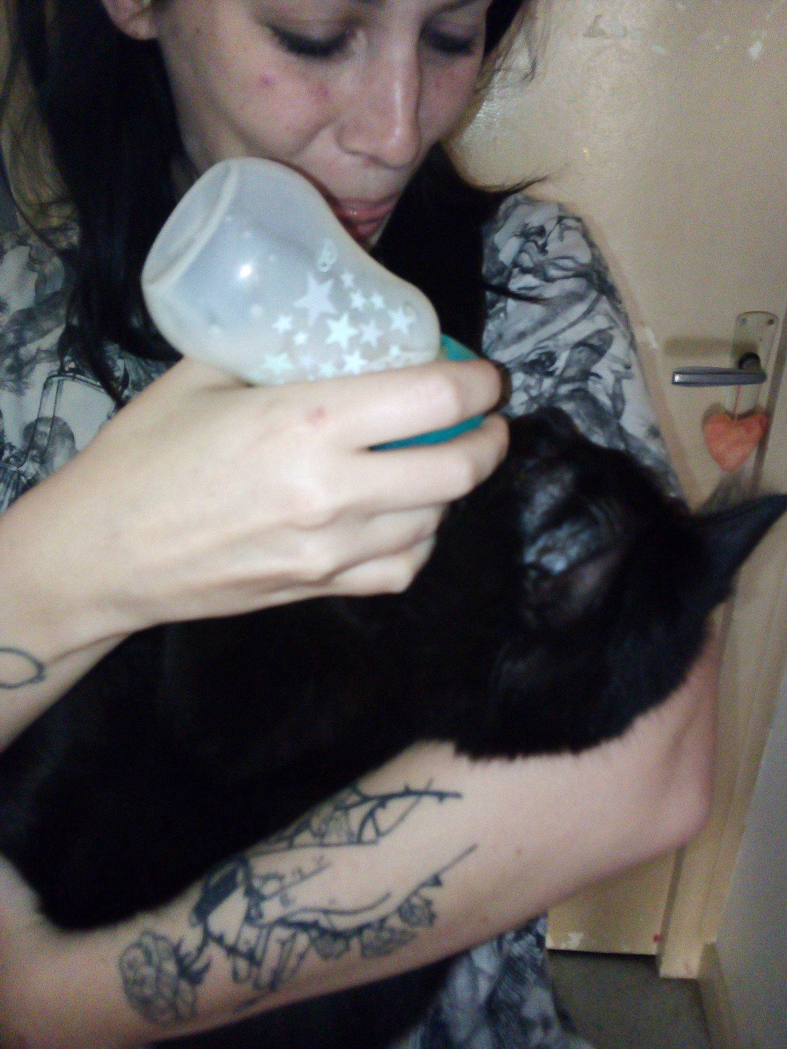 Nala participe au concours pour gagner de l'argent avec cette photo : arm, black, black_hair, ear, finger, fun, girl, hand, joint, leg, lip, mammal, mouth, nail, neck, person, skin, smile