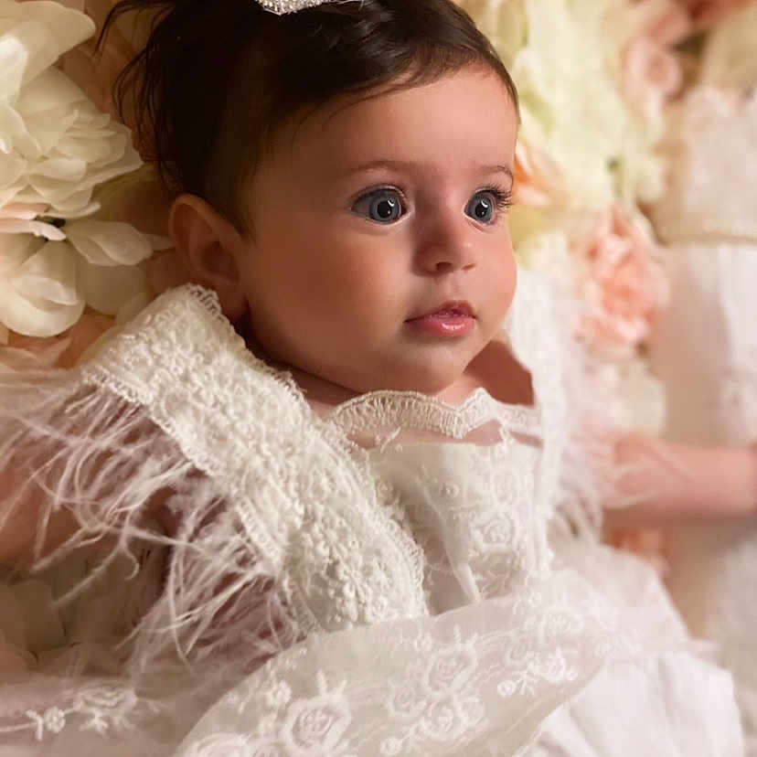 Maria participe au concours pour gagner de l'argent avec cette photo : bridal_clothing, bridal_veil, dress, embellishment, eye, eyebrow, eyelash, flash_photography, gown, happy, head, headgear, headpiece, iris, lip, petal, pink, skin, wedding_ceremony_supply, wedding_dress