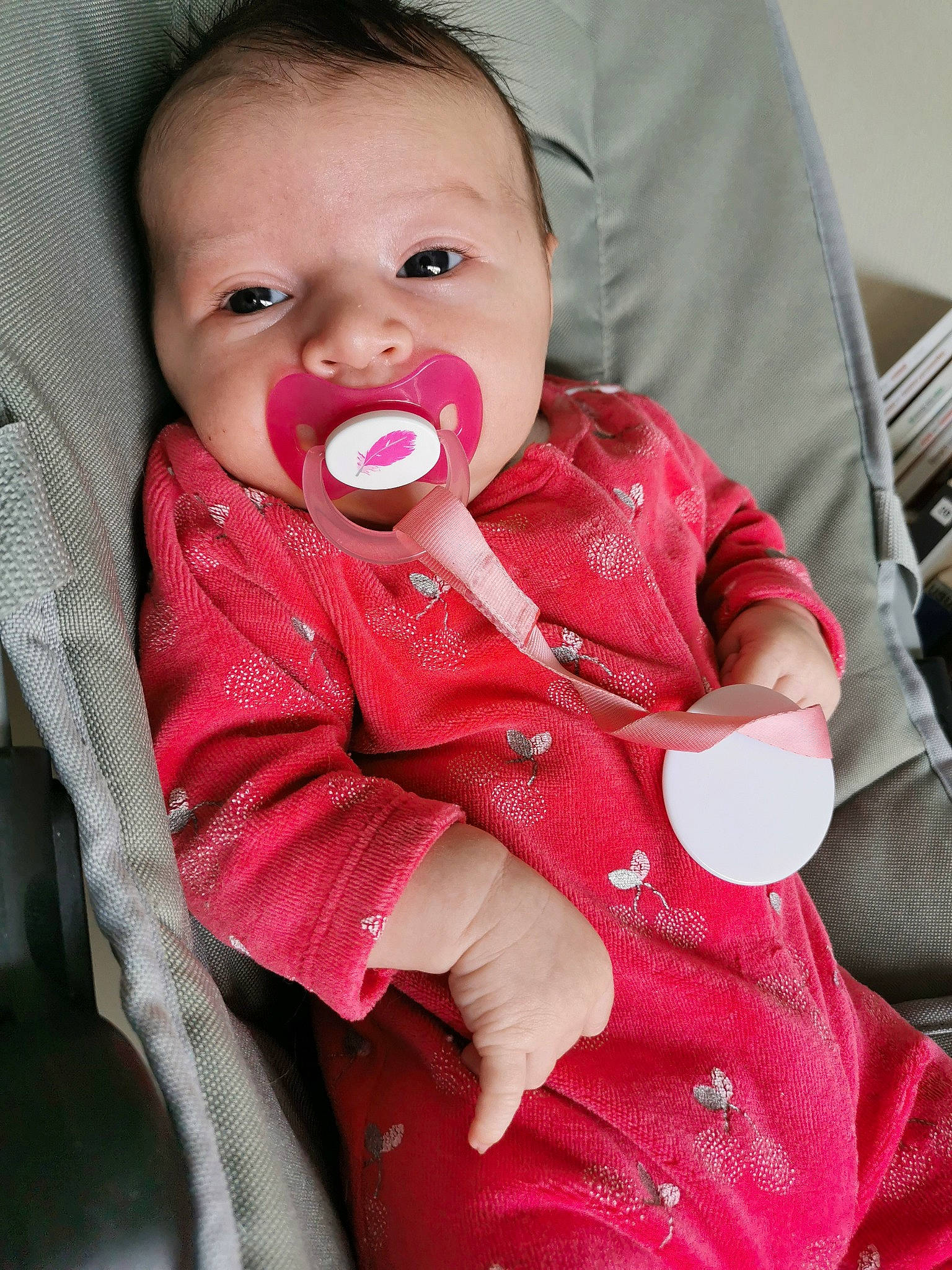 Olivia a rejoint le concours — aidez-le/la à gagner de superbes lots ! baby, baby_toddler_clothing, cheek, child, collar, comfort, finger, happy, head, human_body, iris, lip, mouth, nose, person, pink, sitting, skin, sleeve, textile