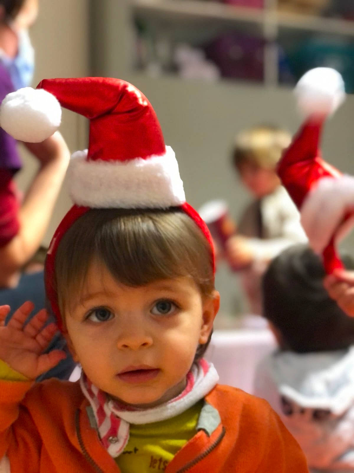 Unai a rejoint le concours — aidez-le/la à gagner de superbes lots ! child, christmas_eve, costume, costume_hat, event, fictional_character, fun, fur, gesture, happy, headgear, holiday, mascot, party_supply, person, product, recreation, santa_claus, toddler, tradition