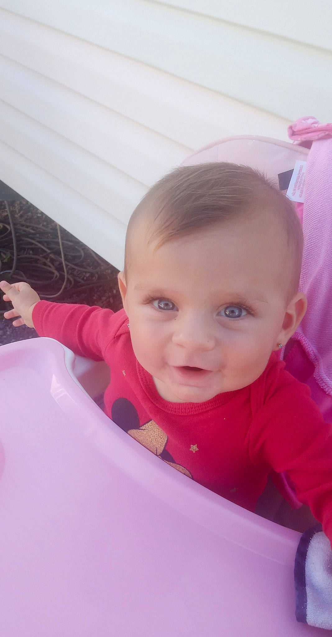 Mariana a rejoint le concours — aidez-le/la à gagner de superbes lots ! baby, baby_products, baby_toddler_clothing, cheek, child, eyebrow, finger, fun, happy, iris, leisure, magenta, nose, person, pink, sitting, skin, smile, toddler, window