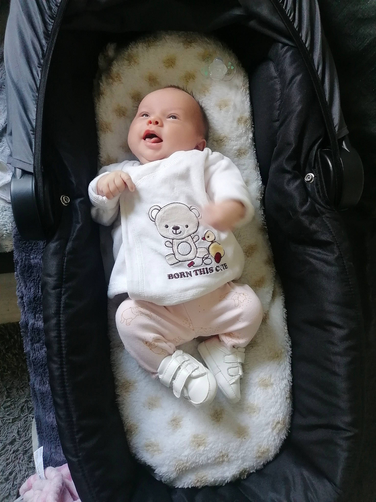 éléana a rejoint le concours — aidez-le/la à gagner de superbes lots ! baby, baby_products, baby_safety, baby_sleeping, baby_toddler_clothing, cheek, child, comfort, fur, leather, person, toddler