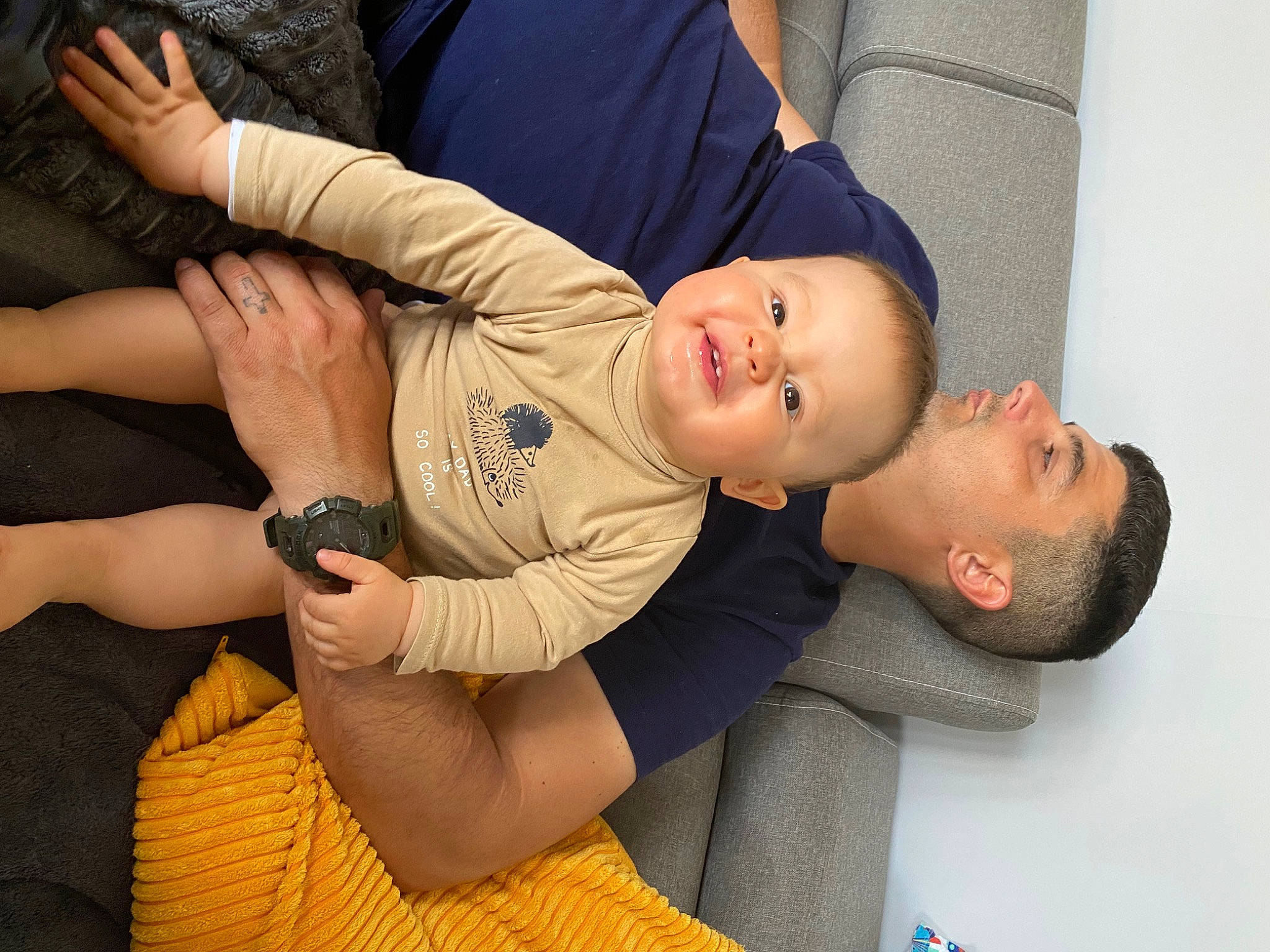 Abel a rejoint le concours — aidez-le/la à gagner de superbes lots ! abdomen, chest, comfort, elbow, fun, gesture, happy, human, human_leg, joint, knee, leg, mouth, nail, neck, person, smile, thigh, trunk, watch