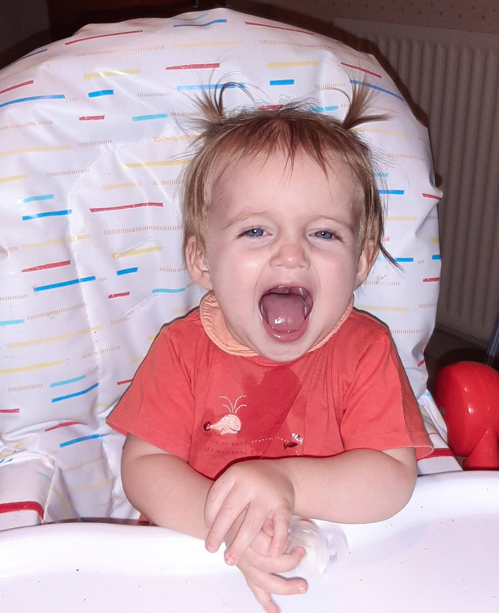 Kataleyäh participe au concours pour gagner de l'argent avec cette photo : baby, baby_playing_with_food, baby_products, baby_toddler_clothing, ball, cheek, child, eating, eye, humour, mouth, nose, person, taste, toddler, tongue, tooth