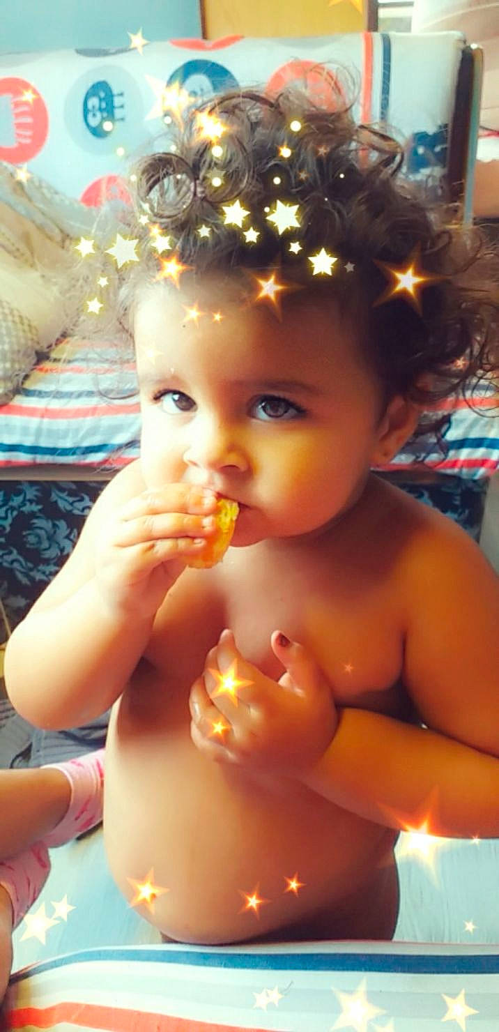 Naïla participe au concours pour gagner de l'argent avec cette photo : baby, black_hair, cheek, chest, child, face, finger, fun, muscle, person, skin, thumb, toddler